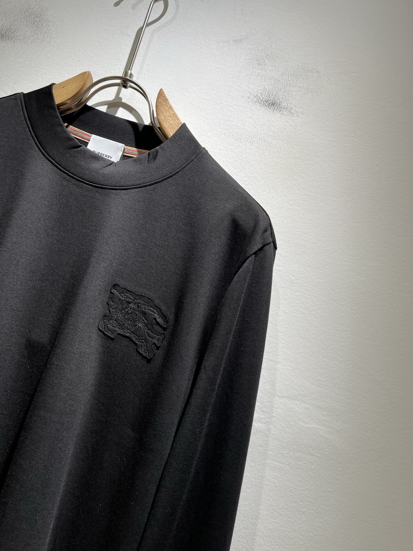  Bur*erry 巴*莉 2025秋冬新款男士打底衫，品牌最新设计元素！既不单调也不复杂,恰到好处的展