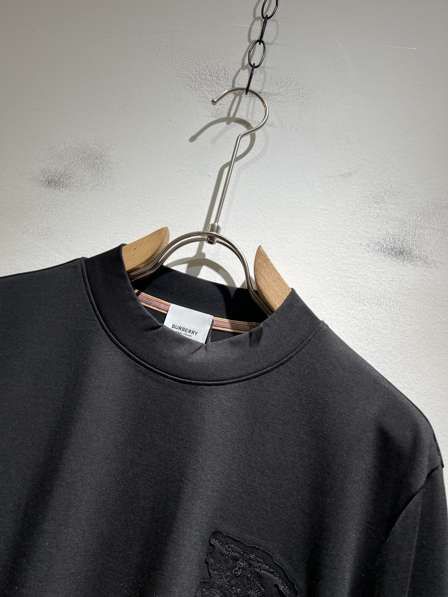  Bur*erry 巴*莉 2025秋冬新款男士打底衫，品牌最新设计元素！既不单调也不复杂,恰到好处的展