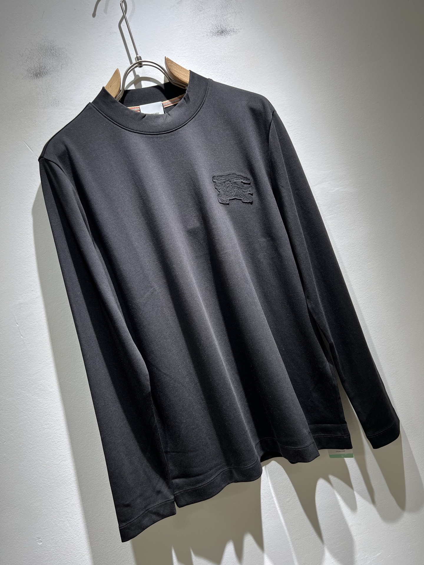  Bur*erry 巴*莉 2025秋冬新款男士打底衫，品牌最新设计元素！既不单调也不复杂,恰到好处的展