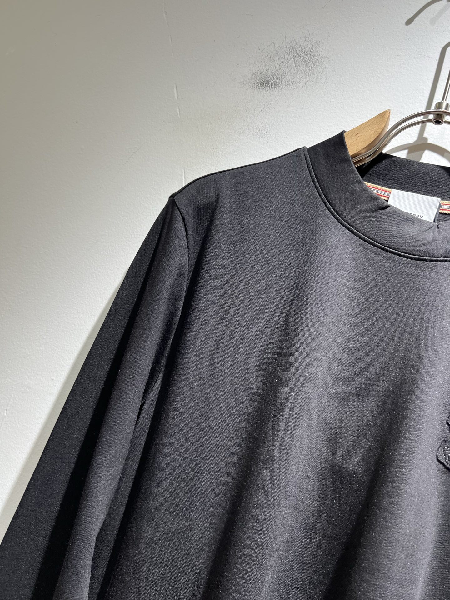  Bur*erry 巴*莉 2025秋冬新款男士打底衫，品牌最新设计元素！既不单调也不复杂,恰到好处的展