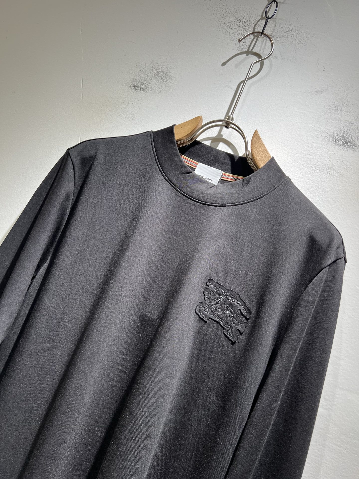  Bur*erry 巴*莉 2025秋冬新款男士打底衫，品牌最新设计元素！既不单调也不复杂,恰到好处的展