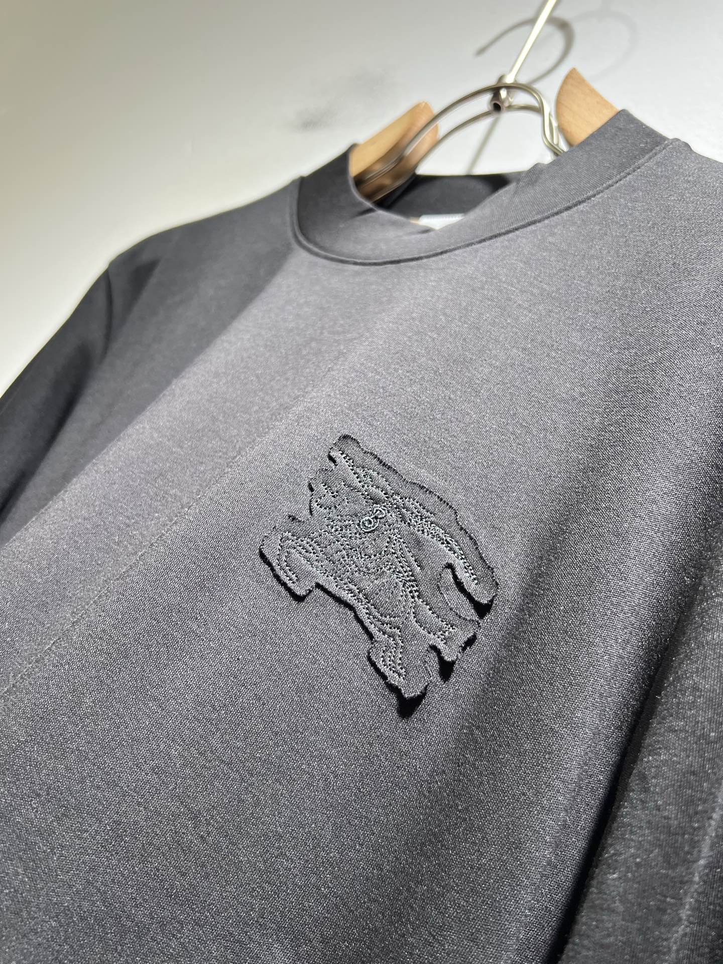  Bur*erry 巴*莉 2025秋冬新款男士打底衫，品牌最新设计元素！既不单调也不复杂,恰到好处的展