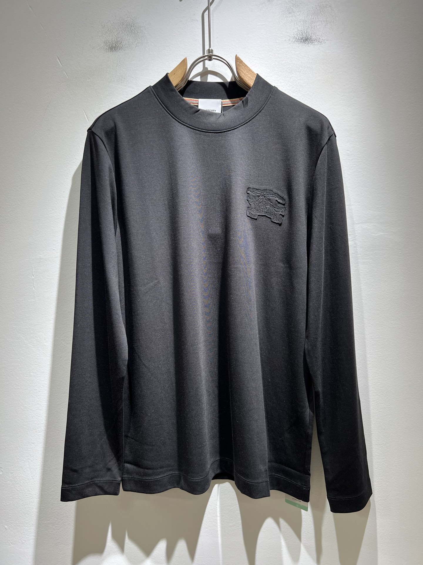 NO:513348,Bur*erry 2025 autumn and winter new men's base shirt, the latest brand design elements!  Neither monotonous nor complicated, it shows taste just right!  Embroidery patch design for clothes logo pattern!  Comfortable, sweat-absorbing and breathable, custom-made original baby lint cotton fabric!  The unique sense of luxury presents a simple and elegant temperament!  Full three-dimensional! Standard cutting design!  Every detail is a synchronized with high-end fashion. Size: M-3XL, burberry, alexander wang19860909Bur*erry 巴*莉 2025秋冬新款男士打底衫,品牌最新设计元素！既不单调也不复杂,恰到好处的展现品味！衣身logo图案刺绣贴布设计！舒适吸汗透气根本不在话下,定制原版婴儿绒棉面料！独具的高奢感呈现简约优雅气质！饱满立体!标准裁剪设计！每一处细节都是与高端时尚同步的体现.尺码:M-3XL,,burberry,alexander wang,Men's clothing