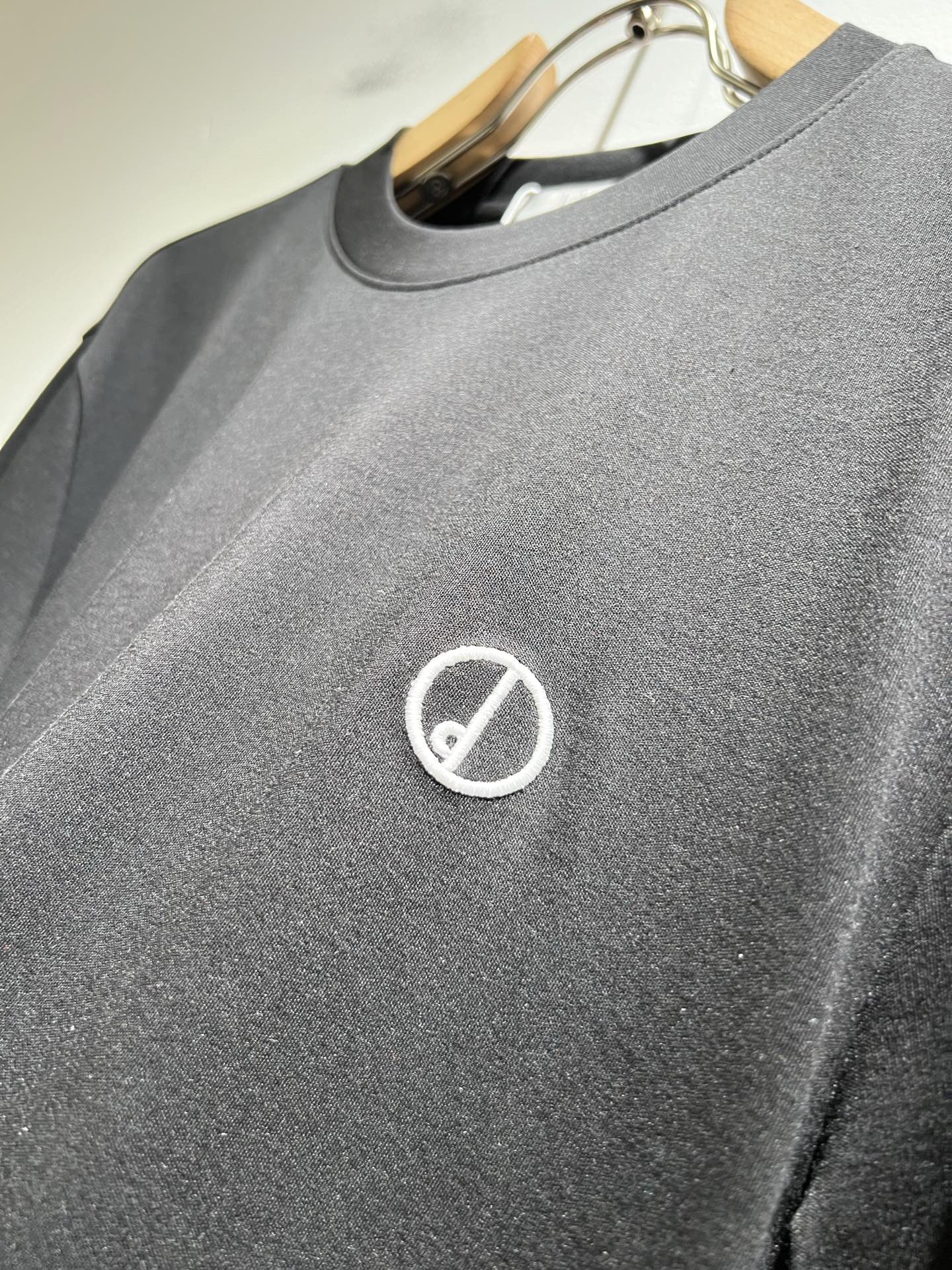  dunhill 喜登路2025秋冬新品男士休闲长袖打底衫，外贸公司订单！经典的专有织物之一！ 胸前lo