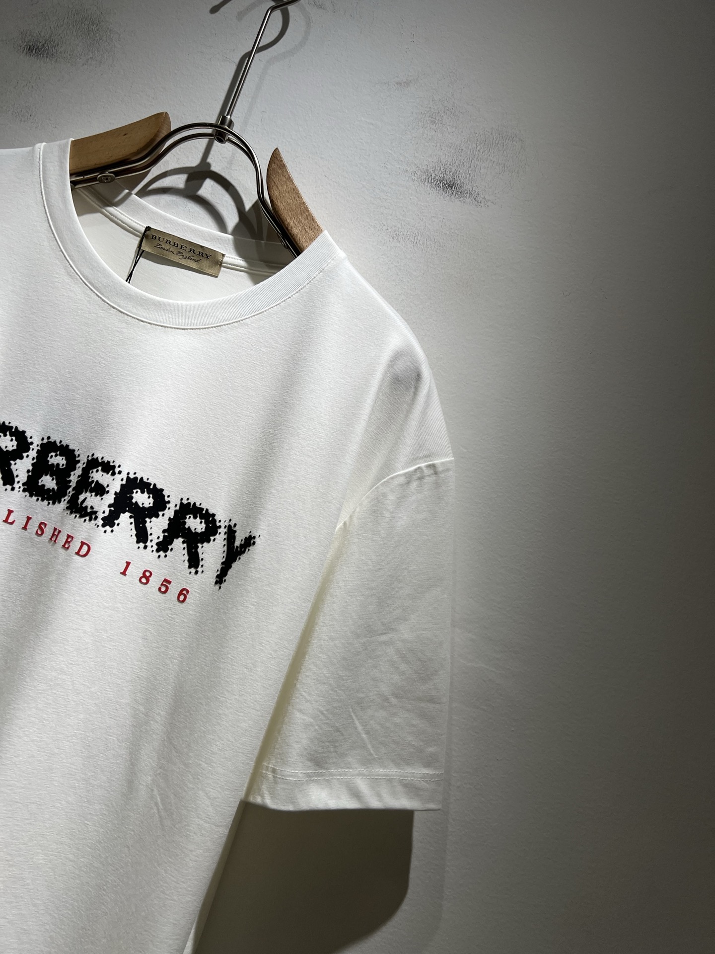   BURBER*Y巴*莉2025春夏新品男女同款👫短袖T恤，重磅来袭，最近比较火热的环保纯棉面料制作而