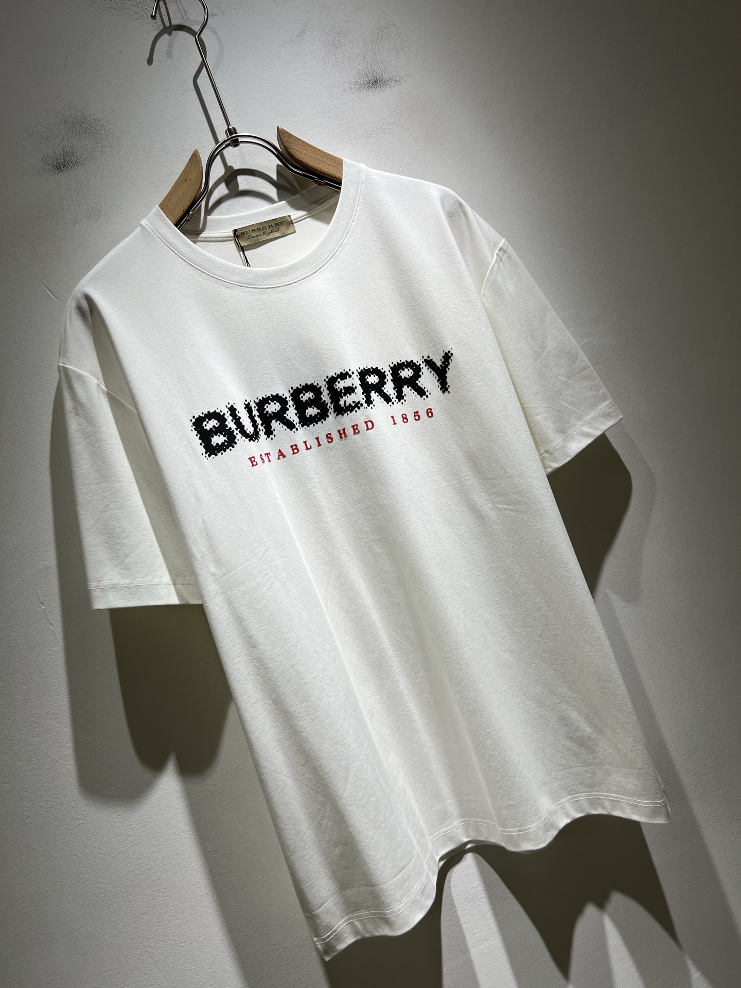   BURBER*Y巴*莉2025春夏新品男女同款👫短袖T恤，重磅来袭，最近比较火热的环保纯棉面料制作而