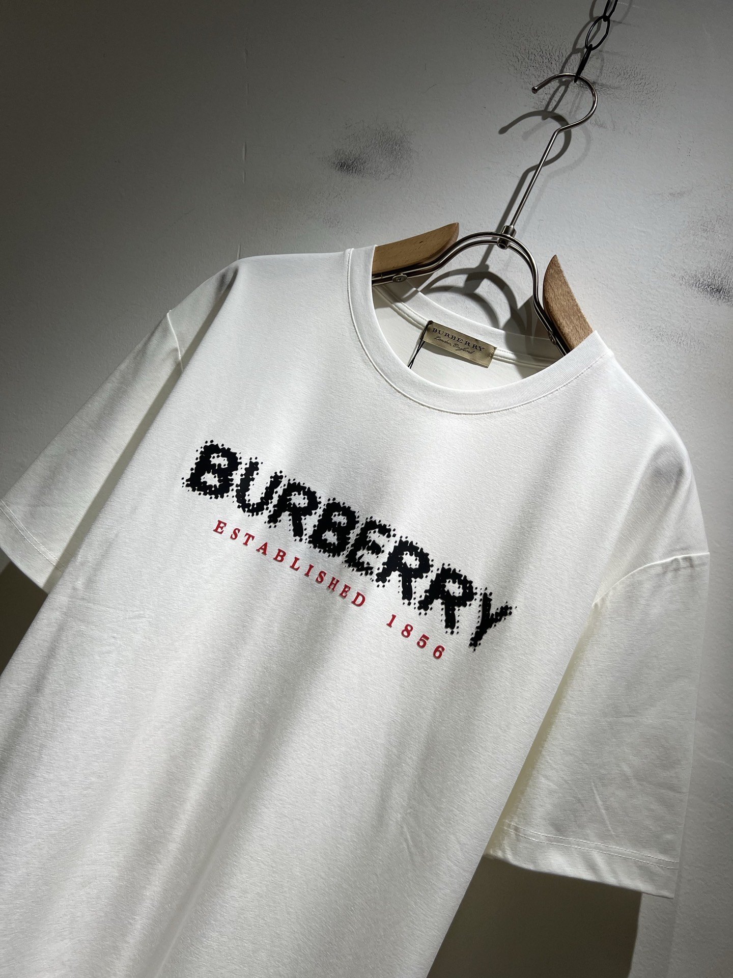   BURBER*Y巴*莉2025春夏新品男女同款👫短袖T恤，重磅来袭，最近比较火热的环保纯棉面料制作而