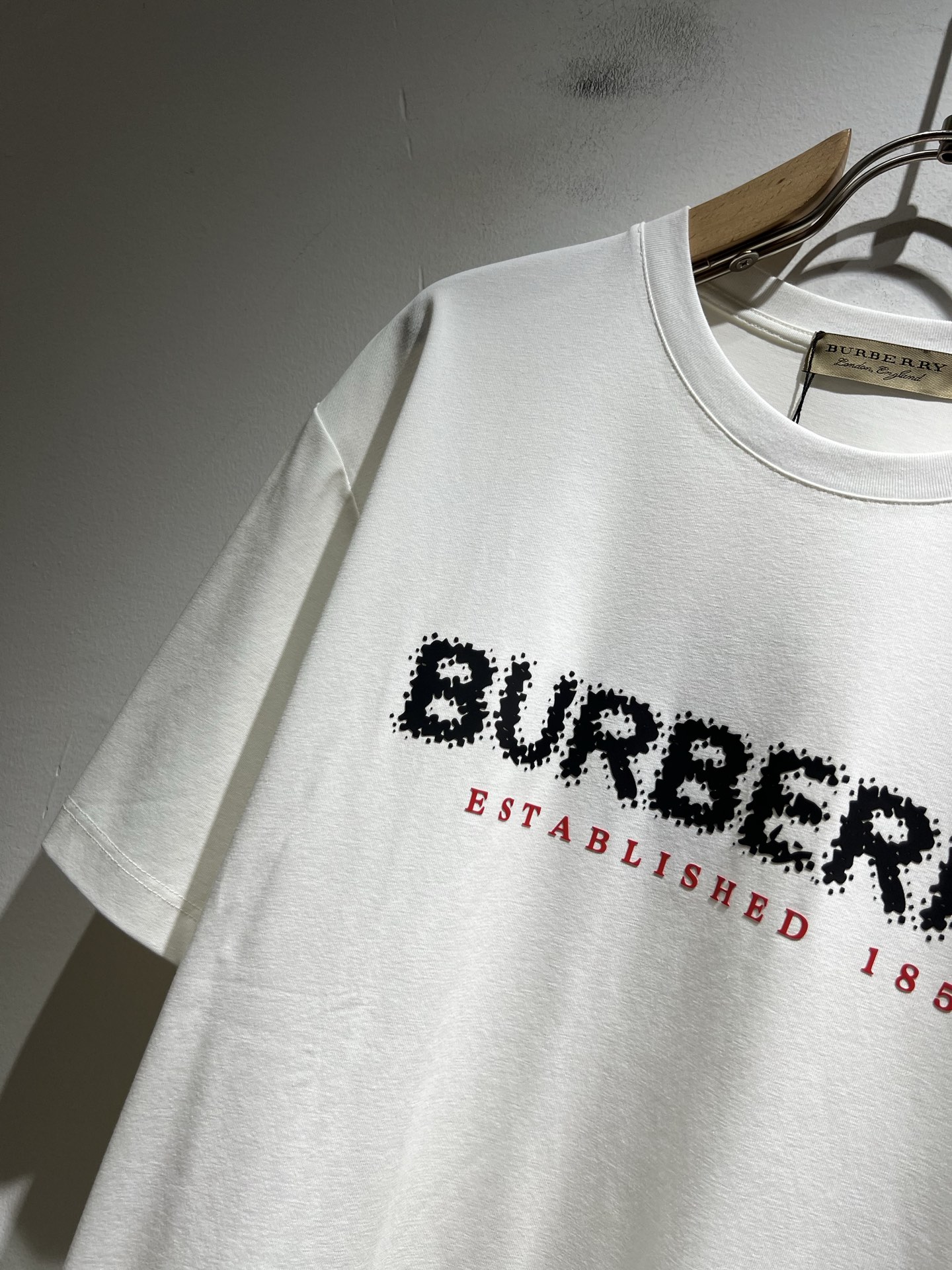   BURBER*Y巴*莉2025春夏新品男女同款👫短袖T恤，重磅来袭，最近比较火热的环保纯棉面料制作而