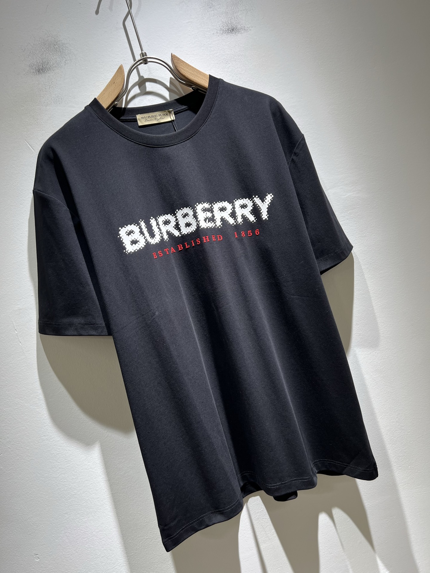   BURBER*Y巴*莉2025春夏新品男女同款👫短袖T恤，重磅来袭，最近比较火热的环保纯棉面料制作而