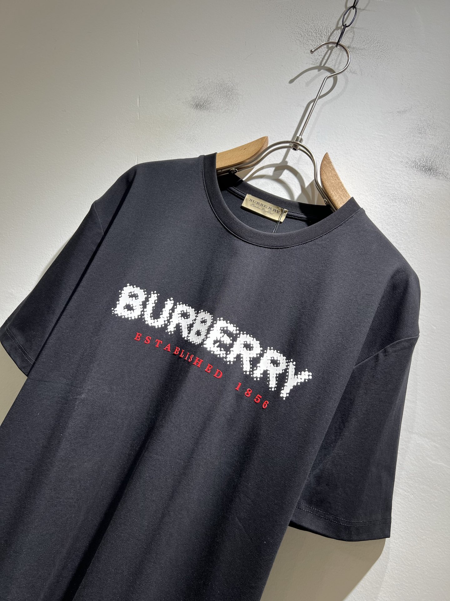   BURBER*Y巴*莉2025春夏新品男女同款👫短袖T恤，重磅来袭，最近比较火热的环保纯棉面料制作而