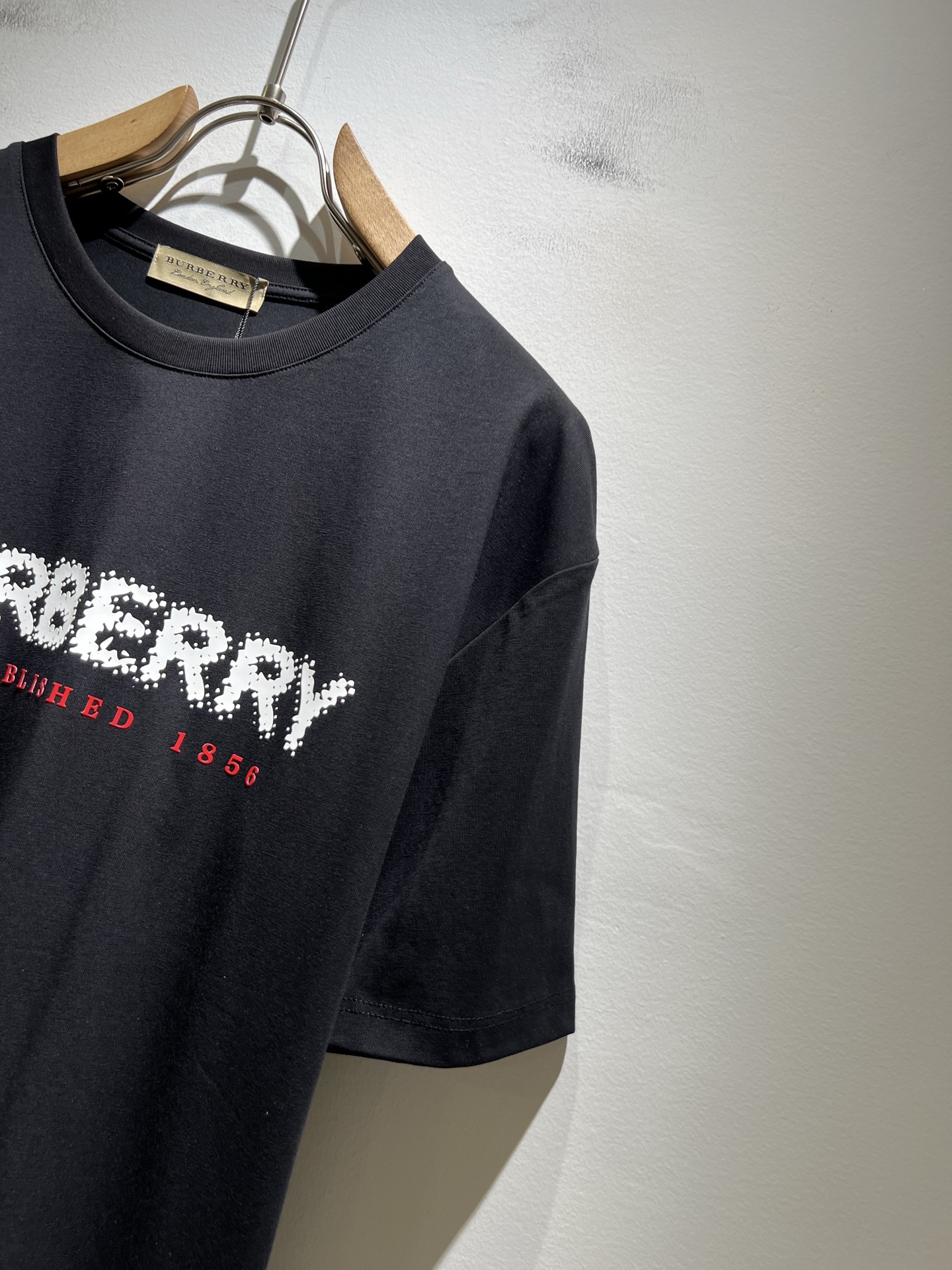   BURBER*Y巴*莉2025春夏新品男女同款👫短袖T恤，重磅来袭，最近比较火热的环保纯棉面料制作而