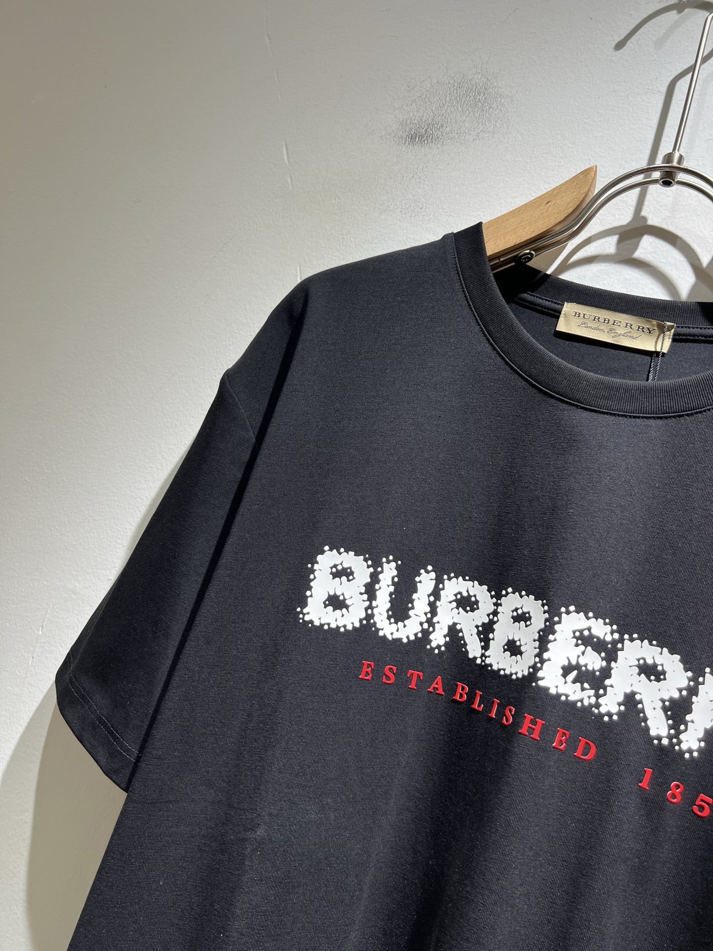   BURBER*Y巴*莉2025春夏新品男女同款👫短袖T恤，重磅来袭，最近比较火热的环保纯棉面料制作而