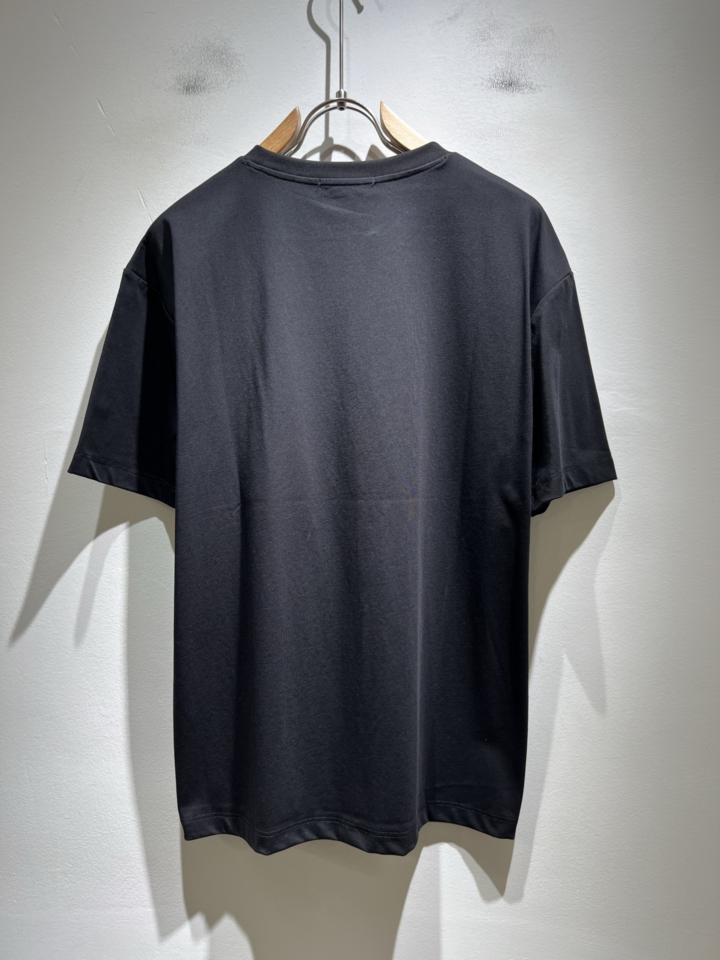   LouisVuitt*路易*登 2025春夏全新系列单品上线，非常时髦前卫的一款男女同款短袖T恤，标