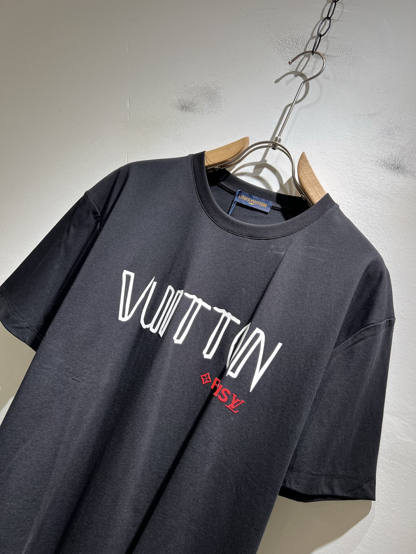   LouisVuitt*路易*登 2025春夏全新系列单品上线，非常时髦前卫的一款男女同款短袖T恤，标