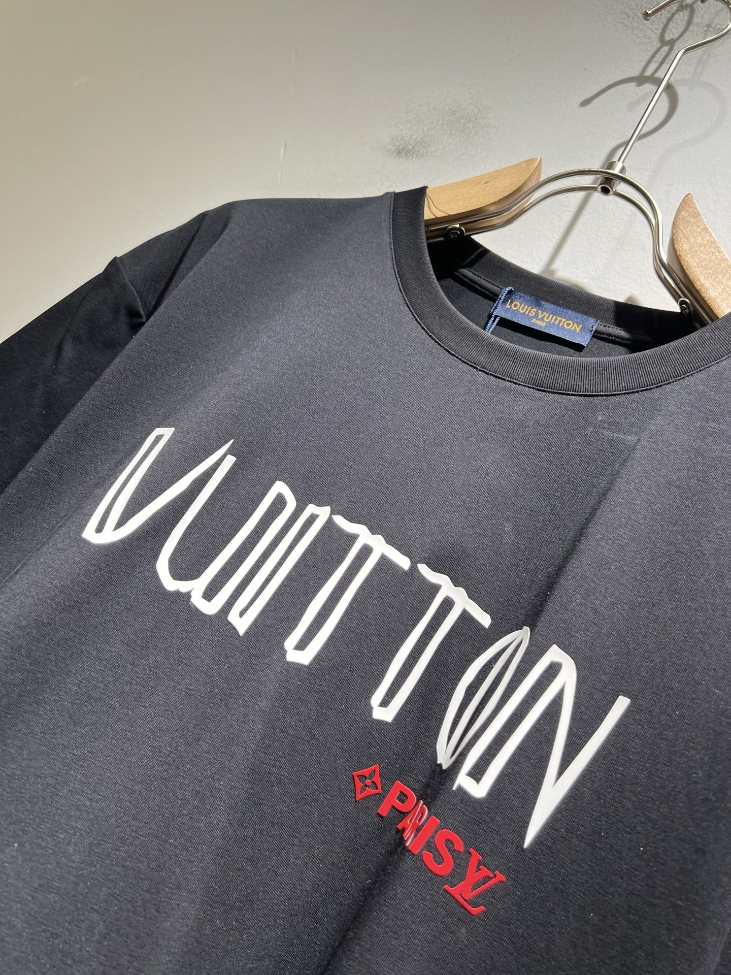   LouisVuitt*路易*登 2025春夏全新系列单品上线，非常时髦前卫的一款男女同款短袖T恤，标