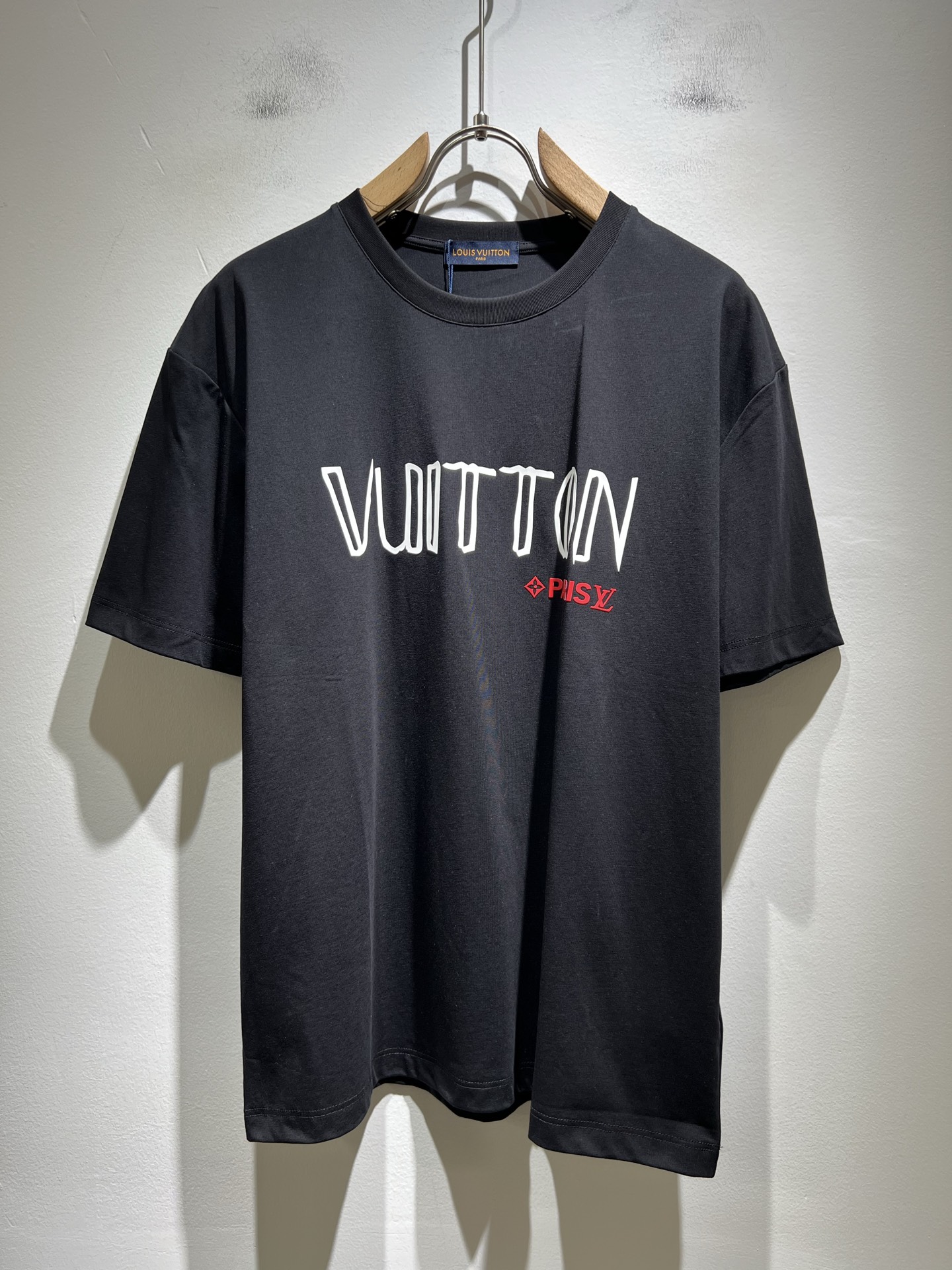   LouisVuitt*路易*登 2025春夏全新系列单品上线，非常时髦前卫的一款男女同款短袖T恤，标