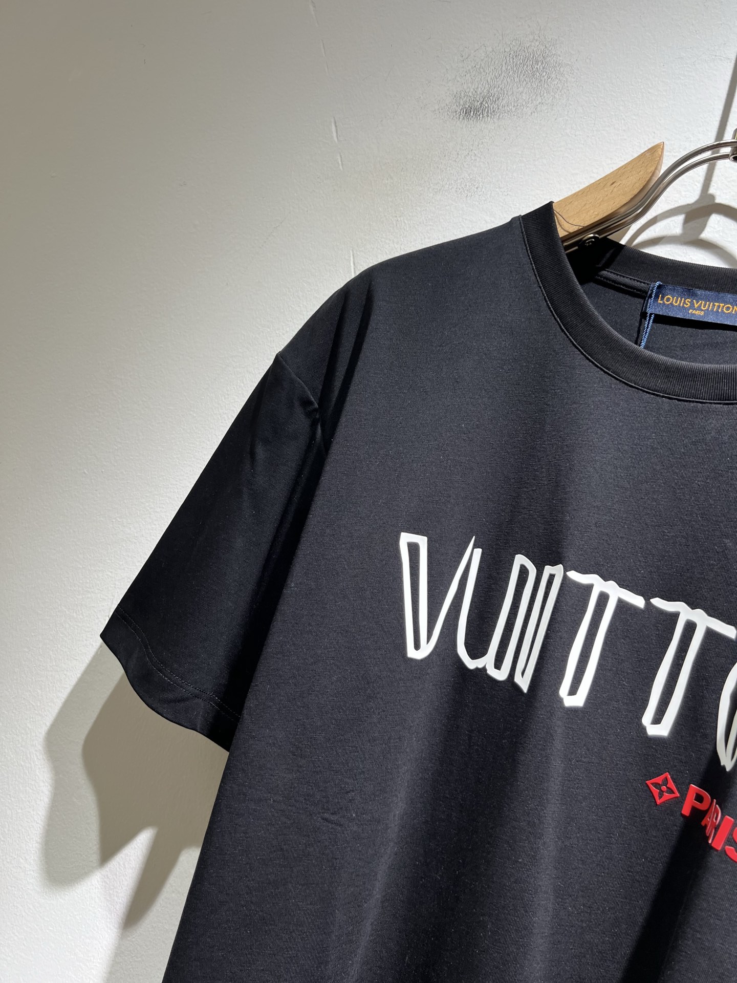   LouisVuitt*路易*登 2025春夏全新系列单品上线，非常时髦前卫的一款男女同款短袖T恤，标