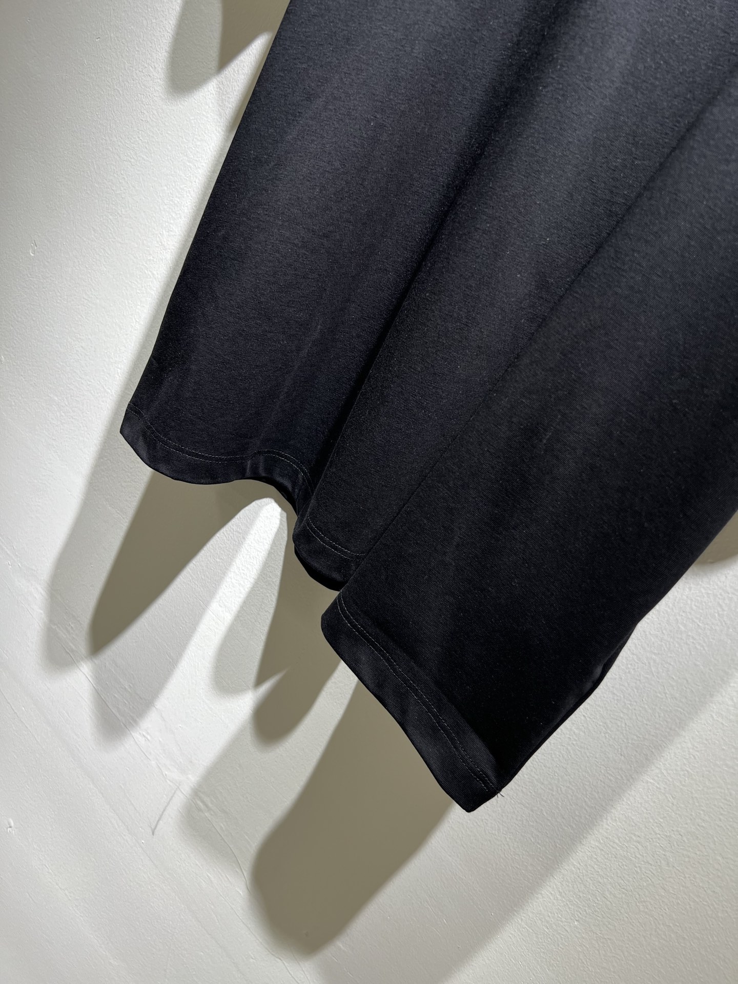   LouisVuitt*路易*登 2025春夏全新系列单品上线，非常时髦前卫的一款男女同款短袖T恤，标