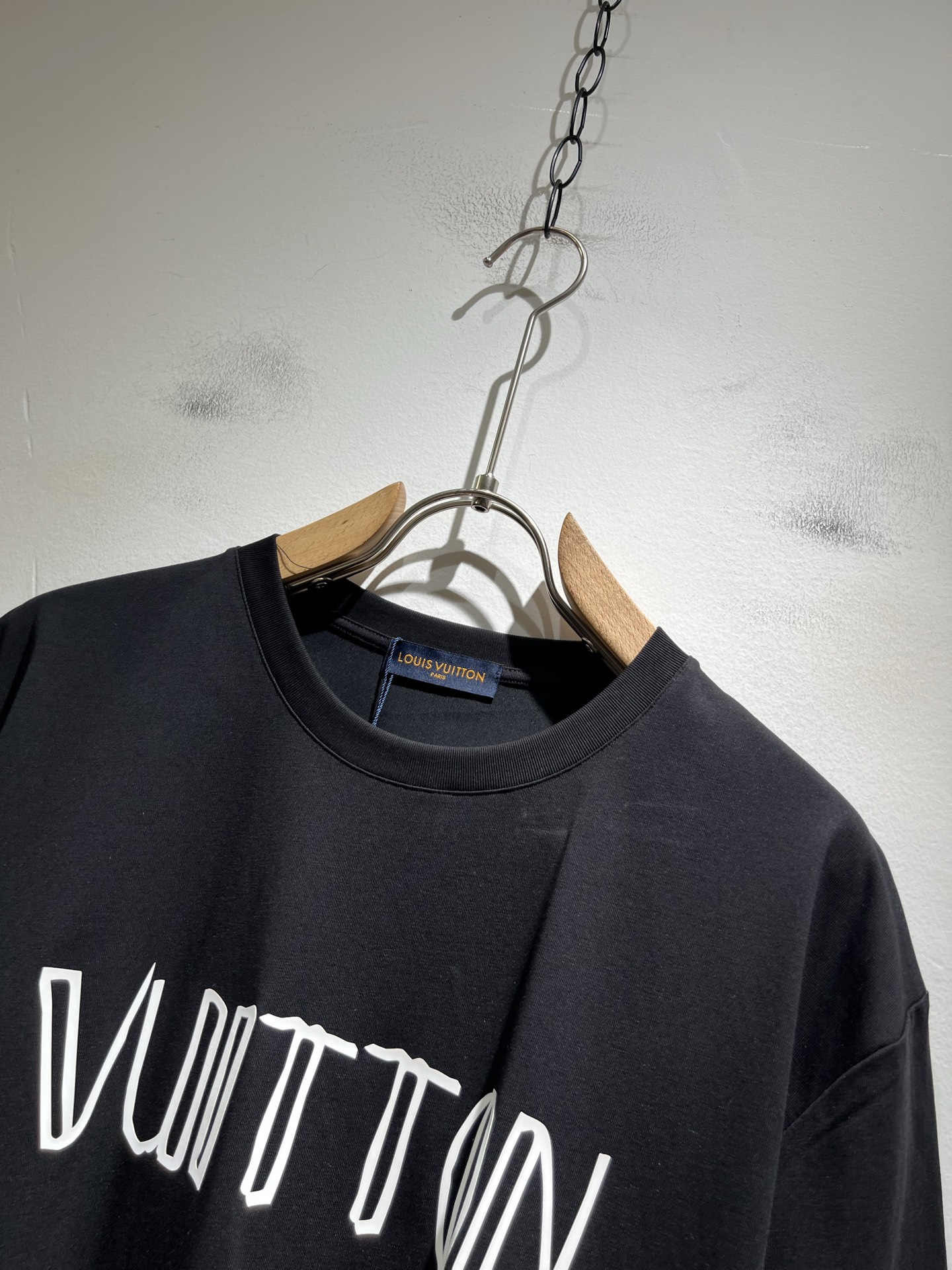   LouisVuitt*路易*登 2025春夏全新系列单品上线，非常时髦前卫的一款男女同款短袖T恤，标