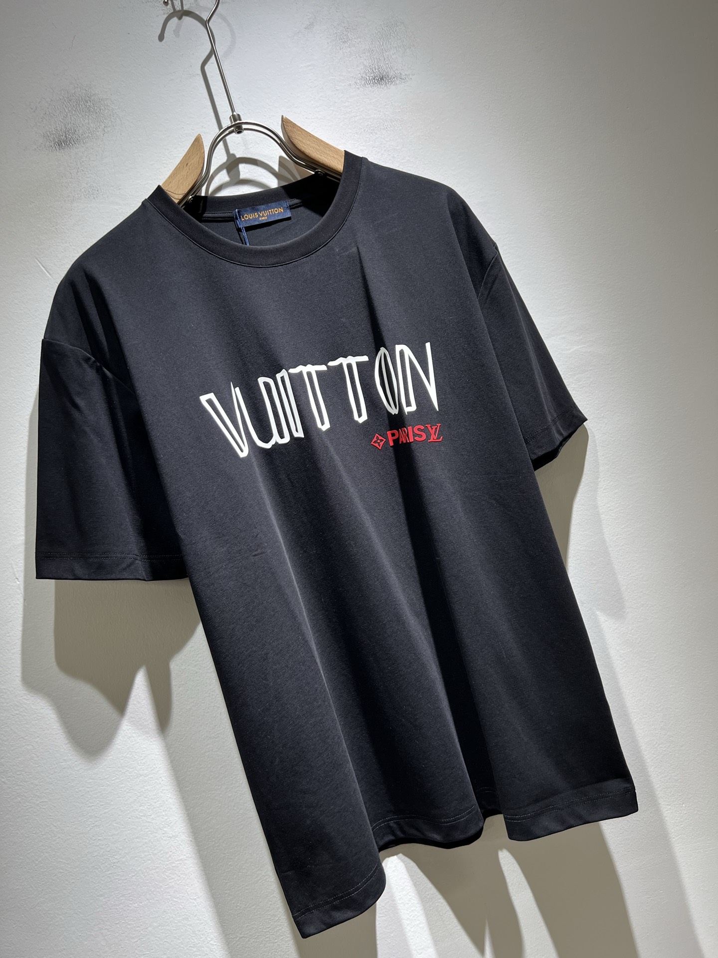   LouisVuitt*路易*登 2025春夏全新系列单品上线，非常时髦前卫的一款男女同款短袖T恤，标