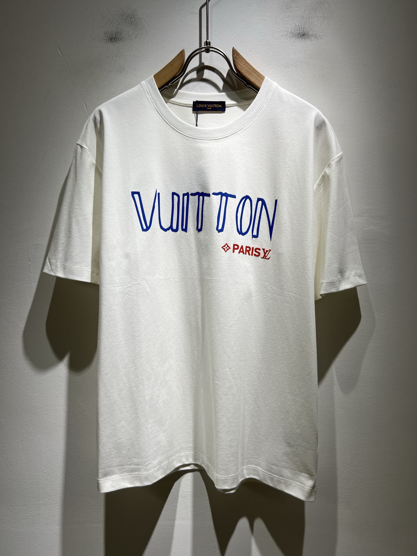 NO:513332,LouisVuitt*Louis*Deng The new series of products in 2025 spring and summer are launched, a very fashionable and avant-garde short-sleeved T-shirt for men and women, with logo pattern glue-touching!  Different from the past, it declares the design concept that has been passed down for many years in the brand!  Its eye-catchingness is no less than any classic style, perfectly presenting the fashionable, high-end and luxurious feeling in front of the world!  Made of imported 260 grams of cotton, selected high-quality pure cotton fabrics, soft and soft to the touch, the real thing is definitely beyond your imagination, close to the body and breathable, even if you sweat profusely, you will not feel greasy or stuffy, and will bring sweating and moisture absorption to the extreme!  Size M-3XL, louis vuitton,louis vuitton,t-shirt,tees,t-shirt,alexander wang19860909LouisVuitt*路易*登 2025春夏全新系列单品上线,非常时髦前卫的一款男女同款短袖T恤,标识logo图案压胶修饰！区别于以往的不同,宣示品牌传承多年的设计理念！其吸睛度完全不亚于任何经典款式,将时髦高级感与奢华感完美呈现在世人眼前！客供进口260克全棉材质制成,精选优质纯棉面料,触感软糯亲肤细腻,实物到手绝对超乎你的想象,贴身无比舒适透气,即便是汗流浃背也不会有腻身及闷热感可言,将排汗吸湿性发挥到了极致！尺码M-3XL,,louis vuitton,louis vuitton,T-shirt,tees，t-shirt,alexander wang,Men's clothing