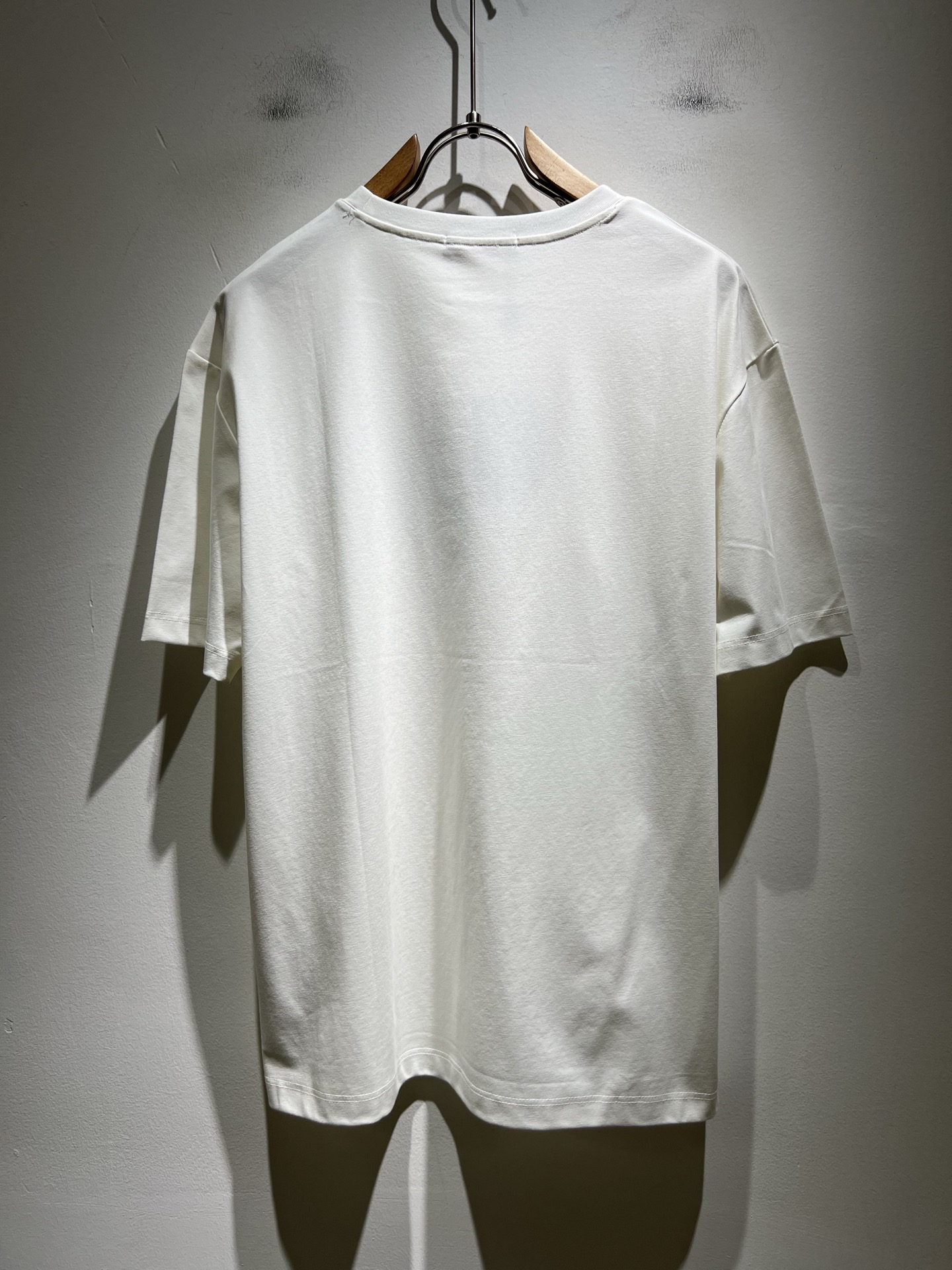   LouisVuitt*路易*登 2025春夏全新系列单品上线，非常时髦前卫的一款男女同款短袖T恤，标