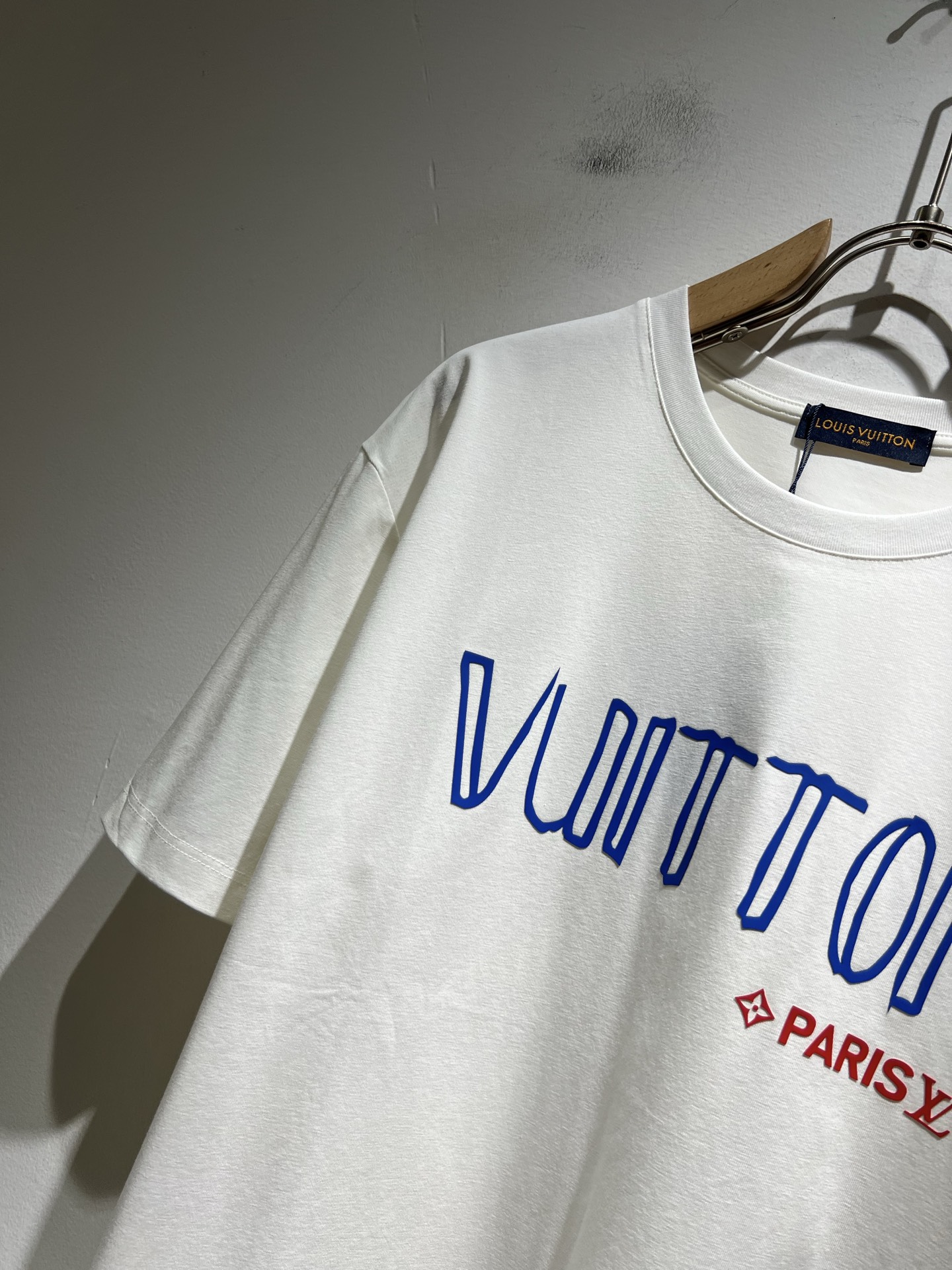   LouisVuitt*路易*登 2025春夏全新系列单品上线，非常时髦前卫的一款男女同款短袖T恤，标