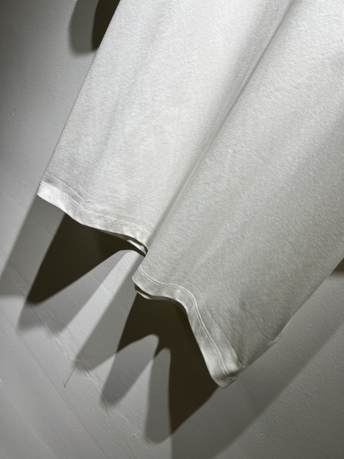   LouisVuitt*路易*登 2025春夏全新系列单品上线，非常时髦前卫的一款男女同款短袖T恤，标