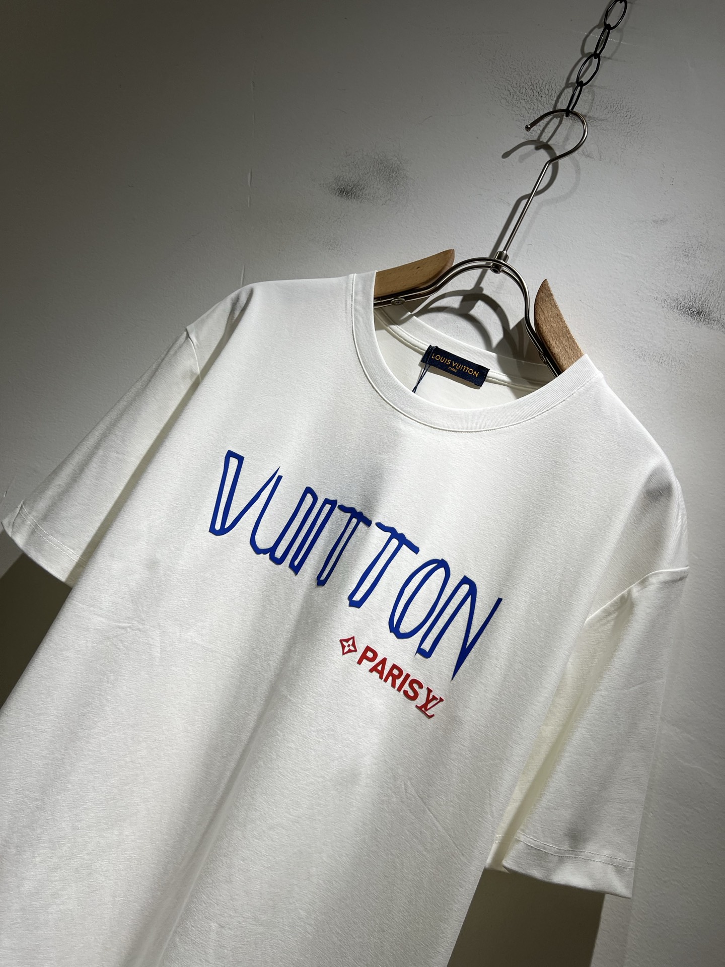   LouisVuitt*路易*登 2025春夏全新系列单品上线，非常时髦前卫的一款男女同款短袖T恤，标