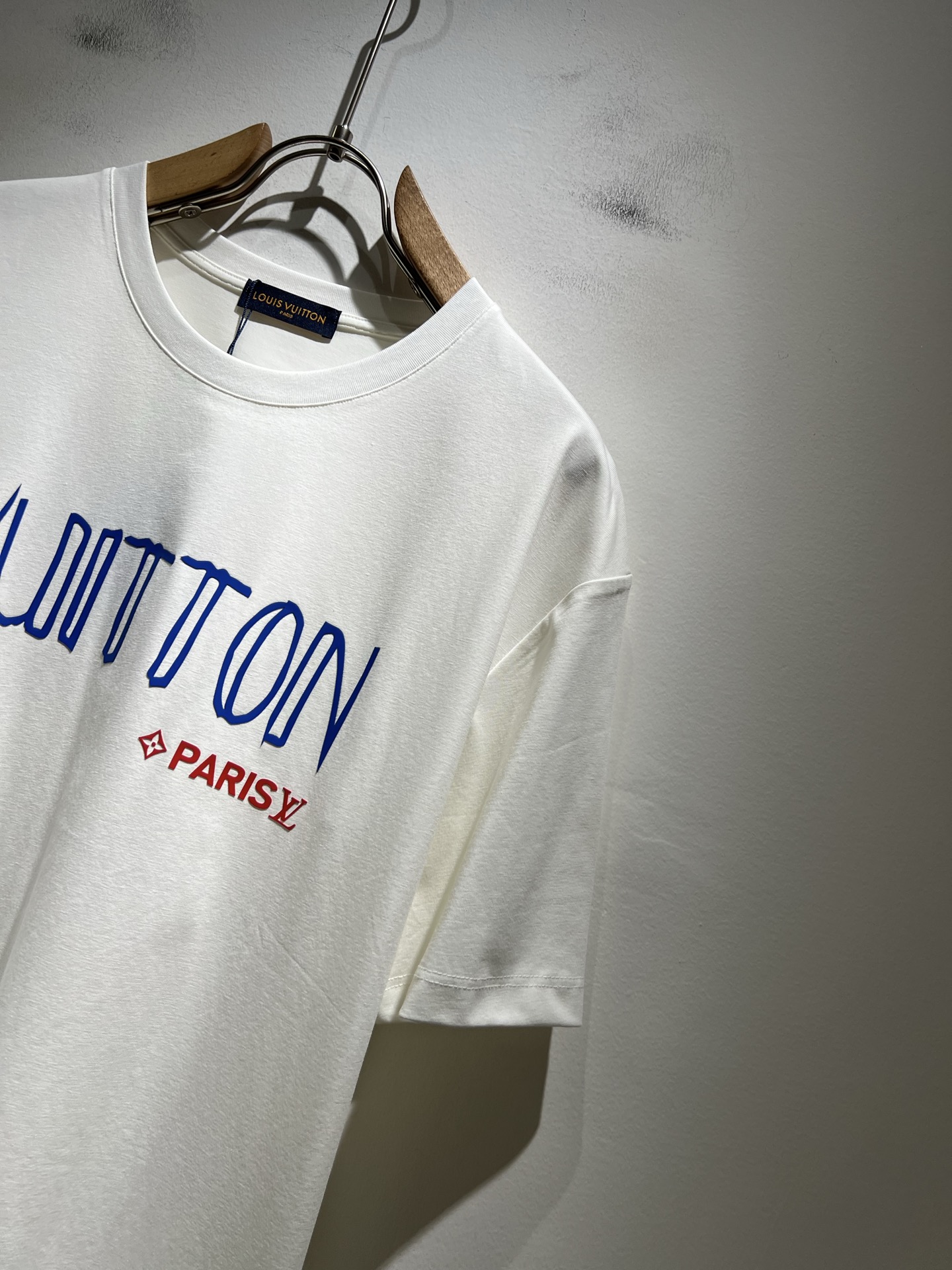   LouisVuitt*路易*登 2025春夏全新系列单品上线，非常时髦前卫的一款男女同款短袖T恤，标