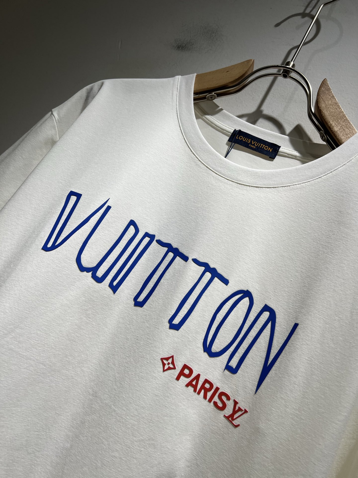   LouisVuitt*路易*登 2025春夏全新系列单品上线，非常时髦前卫的一款男女同款短袖T恤，标