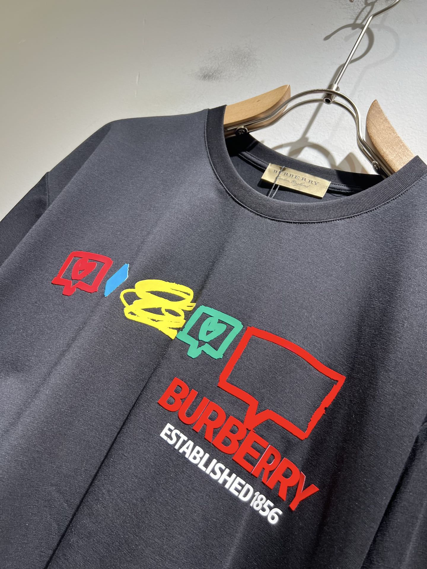   BURBER*Y巴*莉2025春夏新品男女同款👫短袖T恤，重磅来袭，最近比较火热的环保纯棉面料制作而