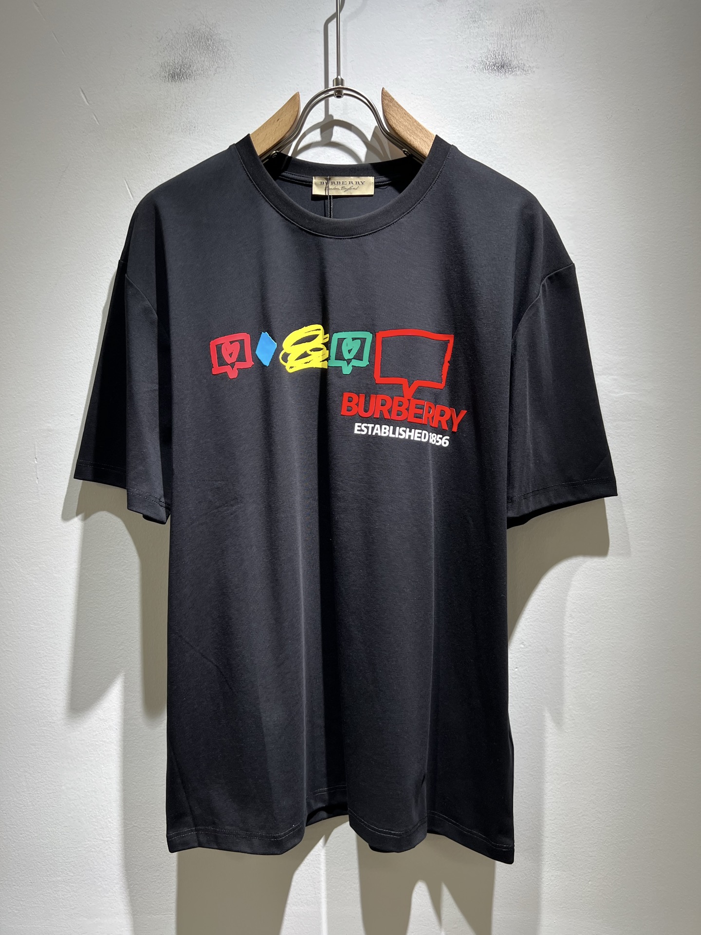   BURBER*Y巴*莉2025春夏新品男女同款👫短袖T恤，重磅来袭，最近比较火热的环保纯棉面料制作而