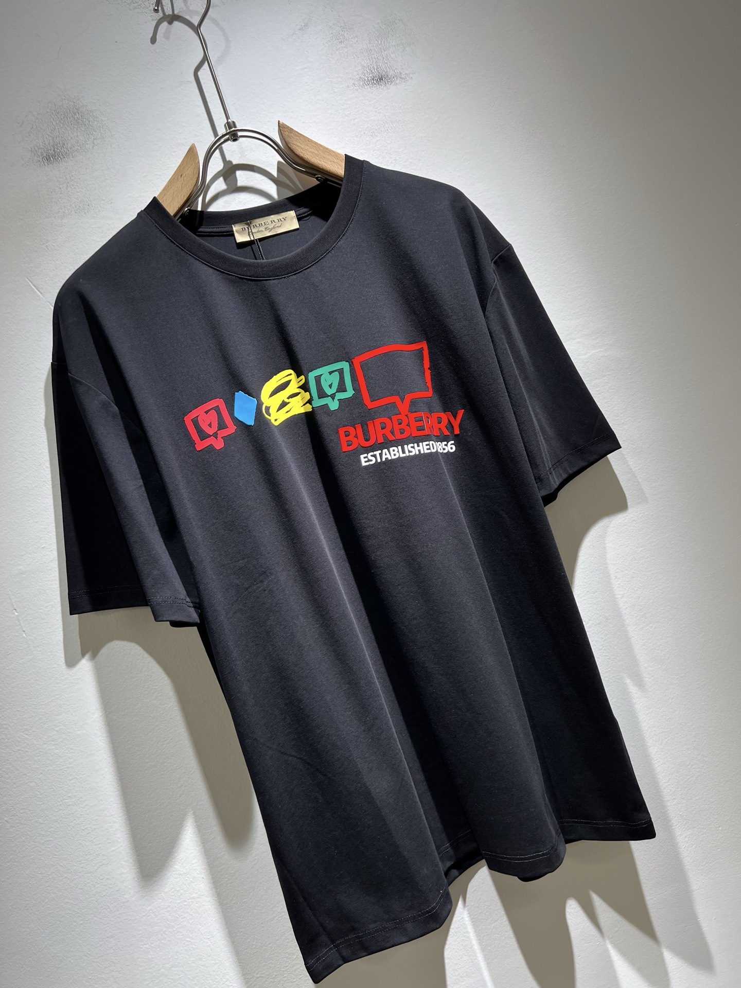   BURBER*Y巴*莉2025春夏新品男女同款👫短袖T恤，重磅来袭，最近比较火热的环保纯棉面料制作而