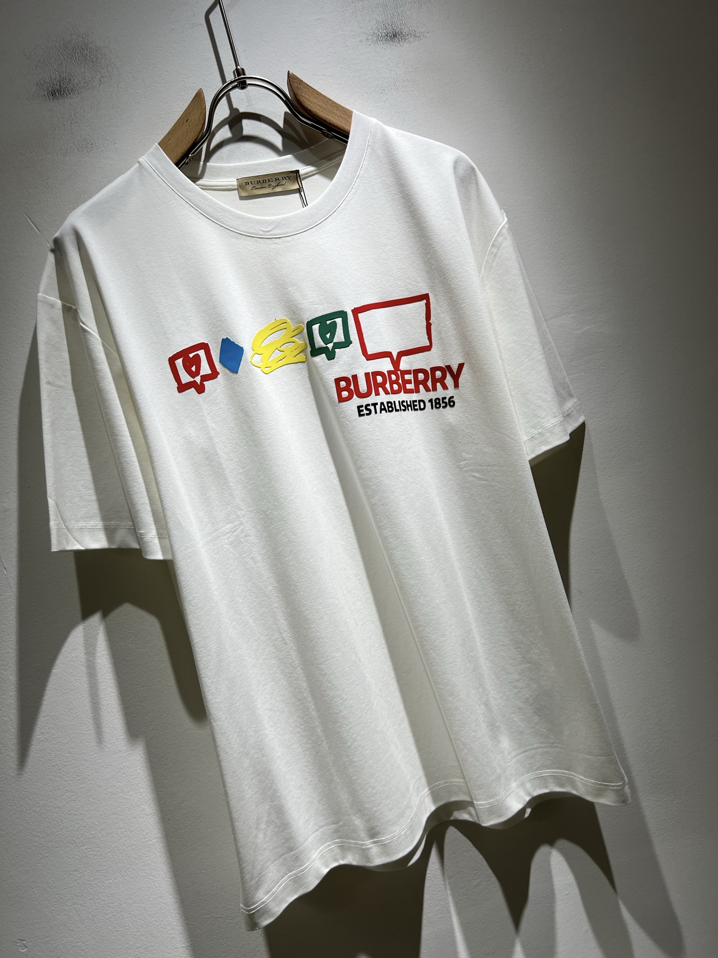   BURBER*Y巴*莉2025春夏新品男女同款👫短袖T恤，重磅来袭，最近比较火热的环保纯棉面料制作而