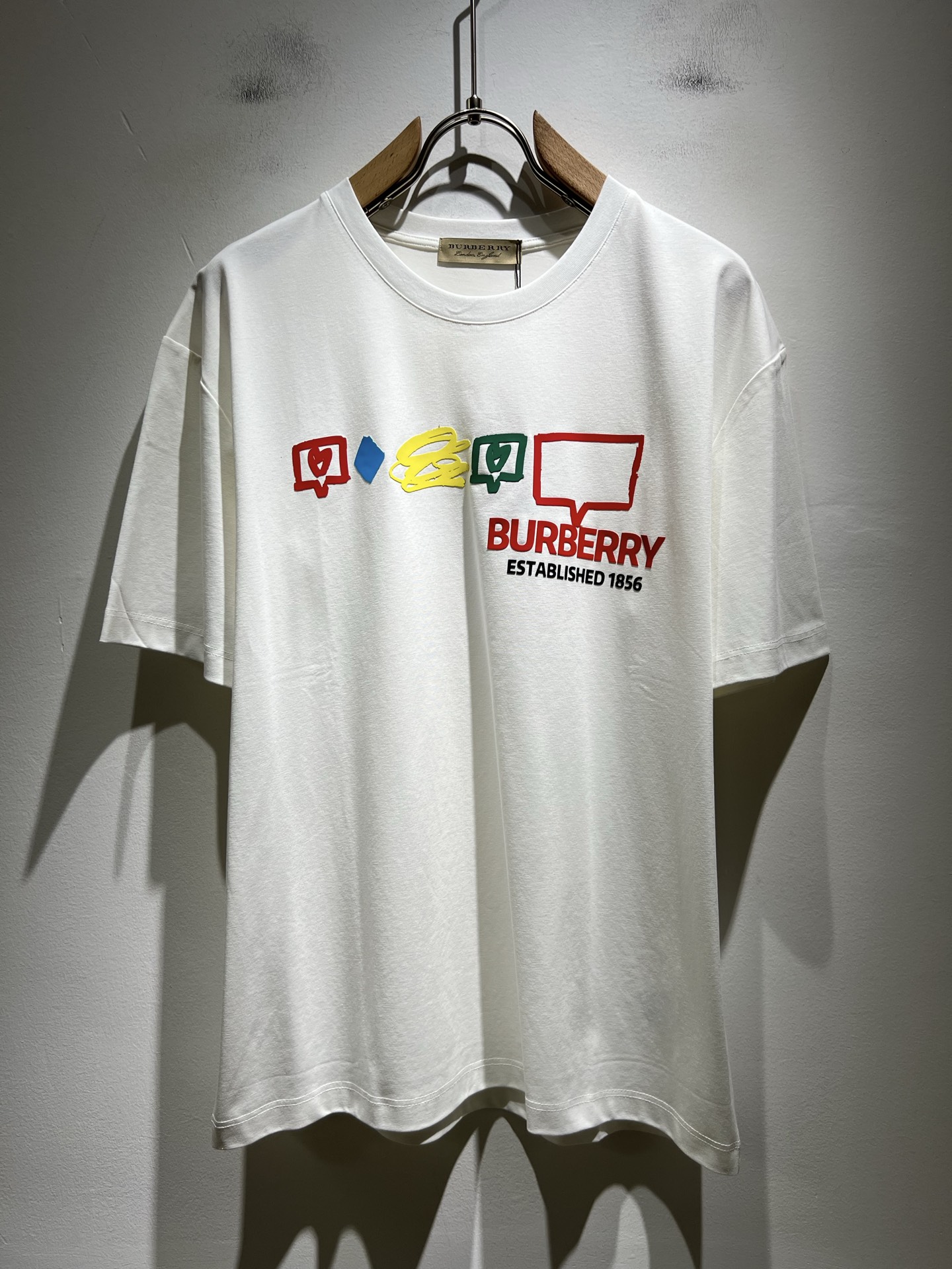 NO:513338,BURBER*Y Ba*li's new spring and summer 2025 short-sleeved T-shirt for men and women, is coming, and is made of a popular environmentally friendly pure cotton fabric recently. It is a high-end outdoor sports and leisure series, which is very popular in sports!  BUR's latest special material, logo pattern glue pressing design!  Fabric is also called memory cloth, which refers to fabrics with morphological memory functions. It instantly kills all versions on the market. It can only be said that it is not a level of existence at all. Whether it is material, detail restoration and craftsmanship, you are not afraid of any challenges. Just to contribute wonderful products to everyone. As always, it is consistent. A style that implements the core concept of BUR will be closely tied to fashion, always maintaining perfection, a simple but not simple design style perfectly meets the outfit you need in daily life. Size: M-3XL, burberry, T-shirt, tees, t-shirt, alexander wang19860909BURBER*Y巴*莉2025春夏新品男女同款短袖T恤,重磅来袭,最近比较火热的环保纯棉面料制作而成,高端户外运动休闲系列,非常火热运动风潮！BUR最新研发的特殊材质,标志logo图案压胶设计！面料也叫记忆布,是指具有形态记忆功能的面料,秒杀市面上一切版本,只能说根本就不是一个级别的存在,不管是材质还是细节还原度以及工艺制作方面,不惧任何挑战,只为给大家奉献绝妙产物一如既往,始终如一,贯彻了BUR核心理念的一个款式将与时尚紧紧的捆绑在一起,时刻保持完美,简约而不简单的的设计风格,完美的满足了你日常所需要的穿搭.尺码:M-3XL,,burberry,T-shirt,tees，t-shirt,alexander wang,Men's clothing