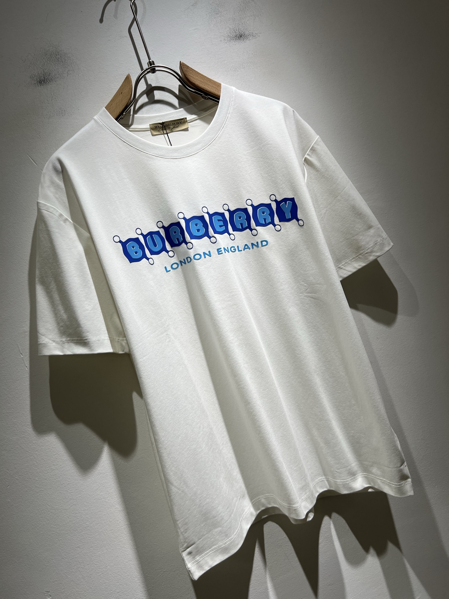 BURBER*Y巴*莉2025春夏新品男女同款👫短袖T恤，重磅来袭，最近比较火热的环保纯棉面料制作而成，