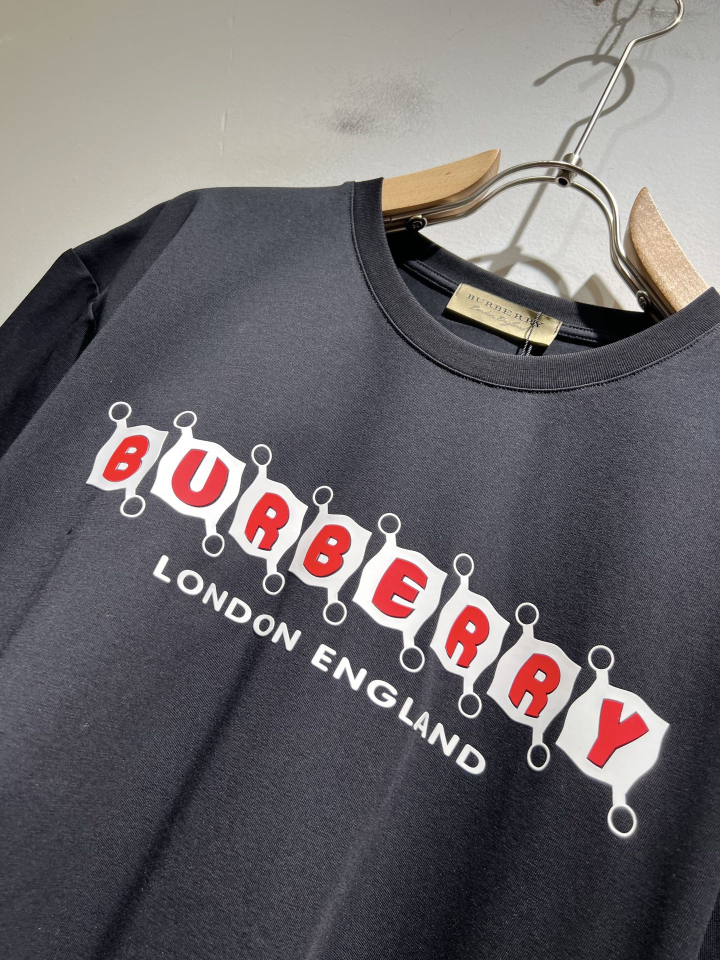 BURBER*Y巴*莉2025春夏新品男女同款👫短袖T恤，重磅来袭，最近比较火热的环保纯棉面料制作而成，