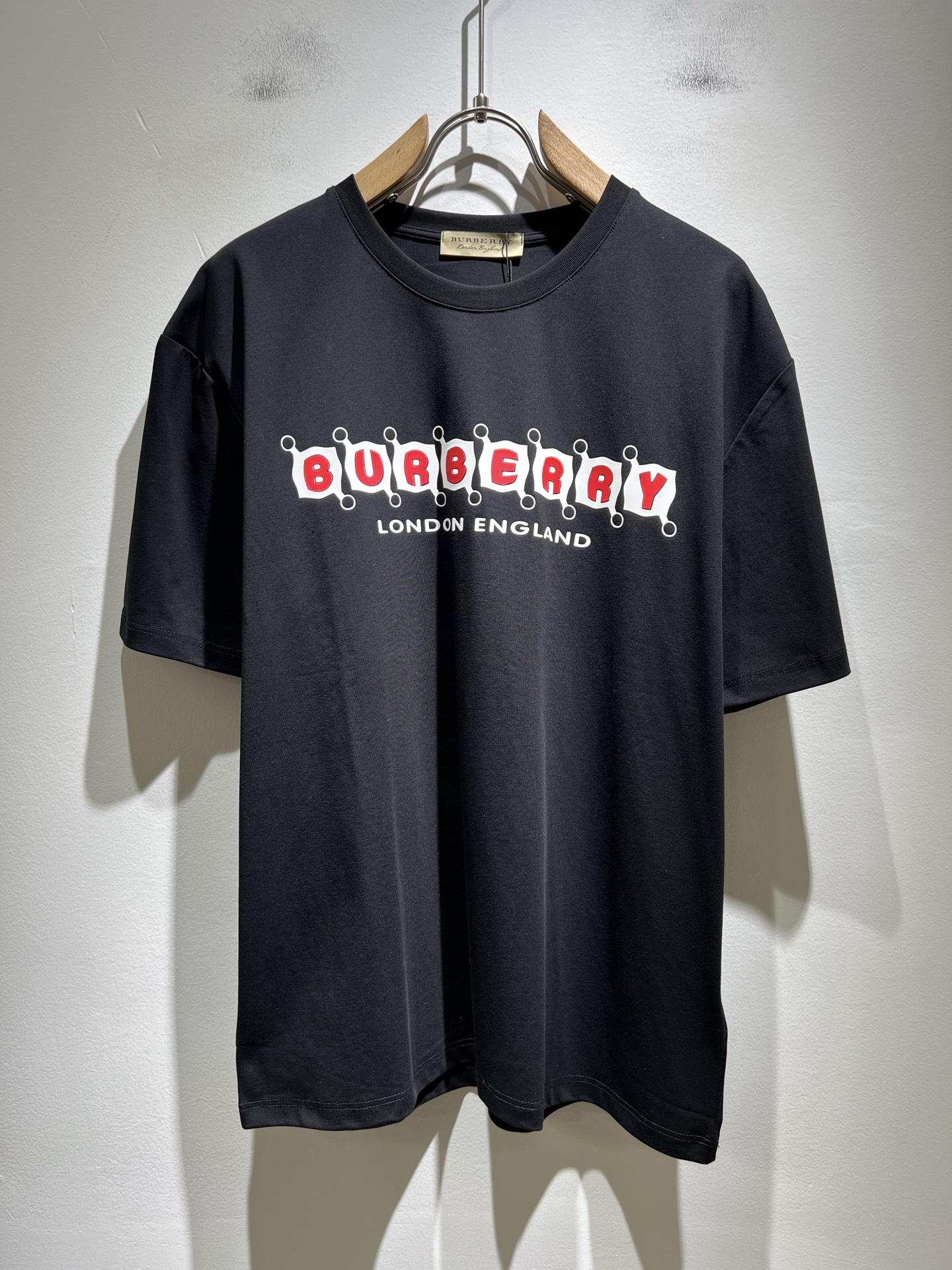 NO:514085,BURBER*Y Ba*li's new spring and summer 2025 short-sleeved T-shirt for men and women, is coming, and is made of a popular environmentally friendly pure cotton fabric recently. It is a high-end outdoor sports and leisure series, which is very popular in sports!  BUR's latest special material, logo pattern glue pressing design!  Fabric is also called memory cloth, which refers to fabrics with morphological memory functions. It instantly kills all versions on the market. It can only be said that it is not a level of existence at all. Whether it is material, detail restoration and craftsmanship, you are not afraid of any challenges. Just to contribute wonderful products to everyone. As always, it is consistent. A style that implements the core concept of BUR will be closely tied to fashion, always maintaining perfection, a simple but not simple design style perfectly meets the outfit you need in daily life. Size: M-3XL, burberry, T-shirt, tees, t-shirt, alexander wang19860909BURBER*Y巴*莉2025春夏新品男女同款短袖T恤,重磅来袭,最近比较火热的环保纯棉面料制作而成,高端户外运动休闲系列,非常火热运动风潮！BUR最新研发的特殊材质,标志logo图案压胶设计！面料也叫记忆布,是指具有形态记忆功能的面料,秒杀市面上一切版本,只能说根本就不是一个级别的存在,不管是材质还是细节还原度以及工艺制作方面,不惧任何挑战,只为给大家奉献绝妙产物一如既往,始终如一,贯彻了BUR核心理念的一个款式将与时尚紧紧的捆绑在一起,时刻保持完美,简约而不简单的的设计风格,完美的满足了你日常所需要的穿搭.尺码:M-3XL,,burberry,T-shirt,tees，t-shirt,alexander wang,Men's clothing