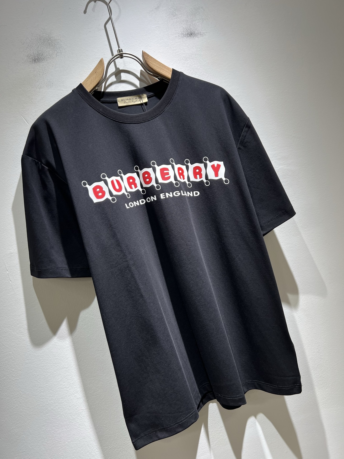 BURBER*Y巴*莉2025春夏新品男女同款👫短袖T恤，重磅来袭，最近比较火热的环保纯棉面料制作而成，