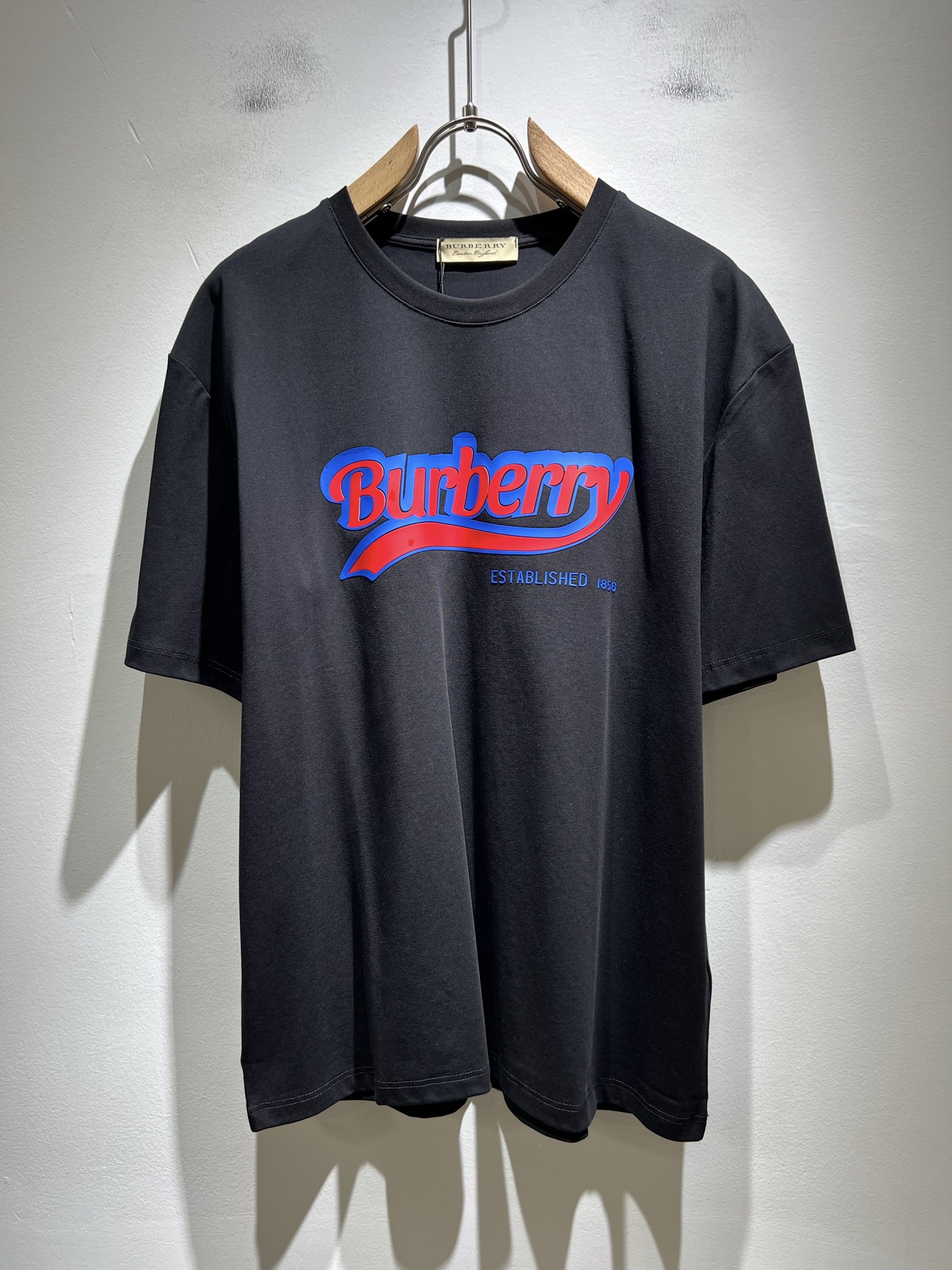   BURBER*Y巴*莉2025春夏新品男女同款👫短袖T恤，重磅来袭，最近比较火热的环保纯棉面料制作而