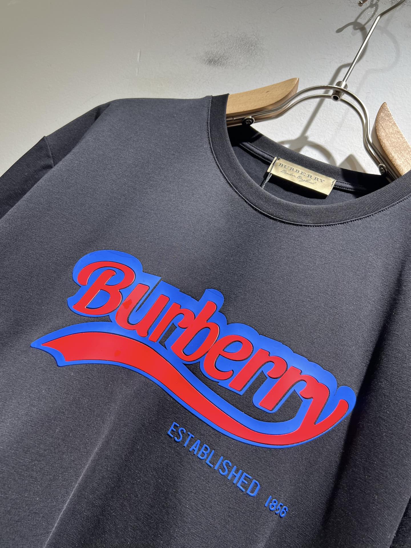   BURBER*Y巴*莉2025春夏新品男女同款👫短袖T恤，重磅来袭，最近比较火热的环保纯棉面料制作而