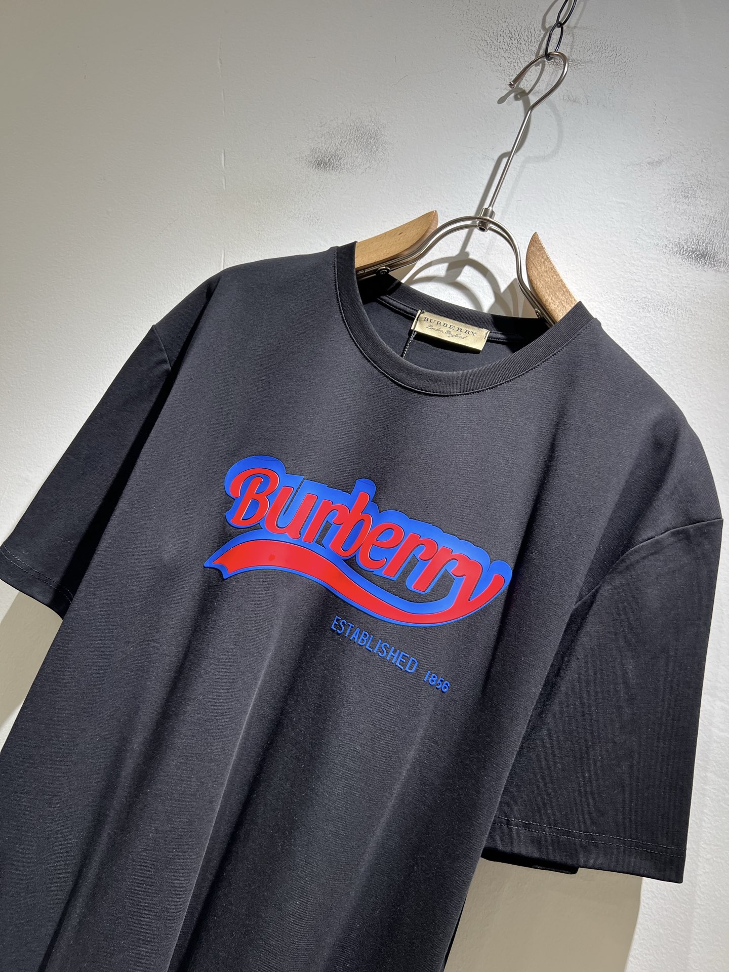   BURBER*Y巴*莉2025春夏新品男女同款👫短袖T恤，重磅来袭，最近比较火热的环保纯棉面料制作而