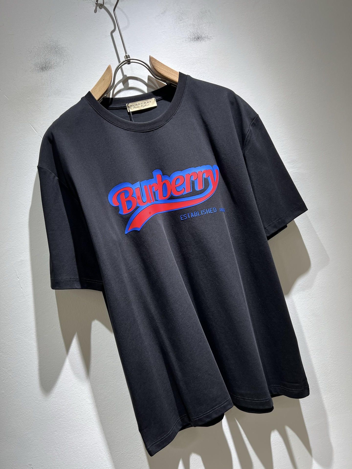  BURBER*Y巴*莉2025春夏新品男女同款👫短袖T恤，重磅来袭，最近比较火热的环保纯棉面料制作而