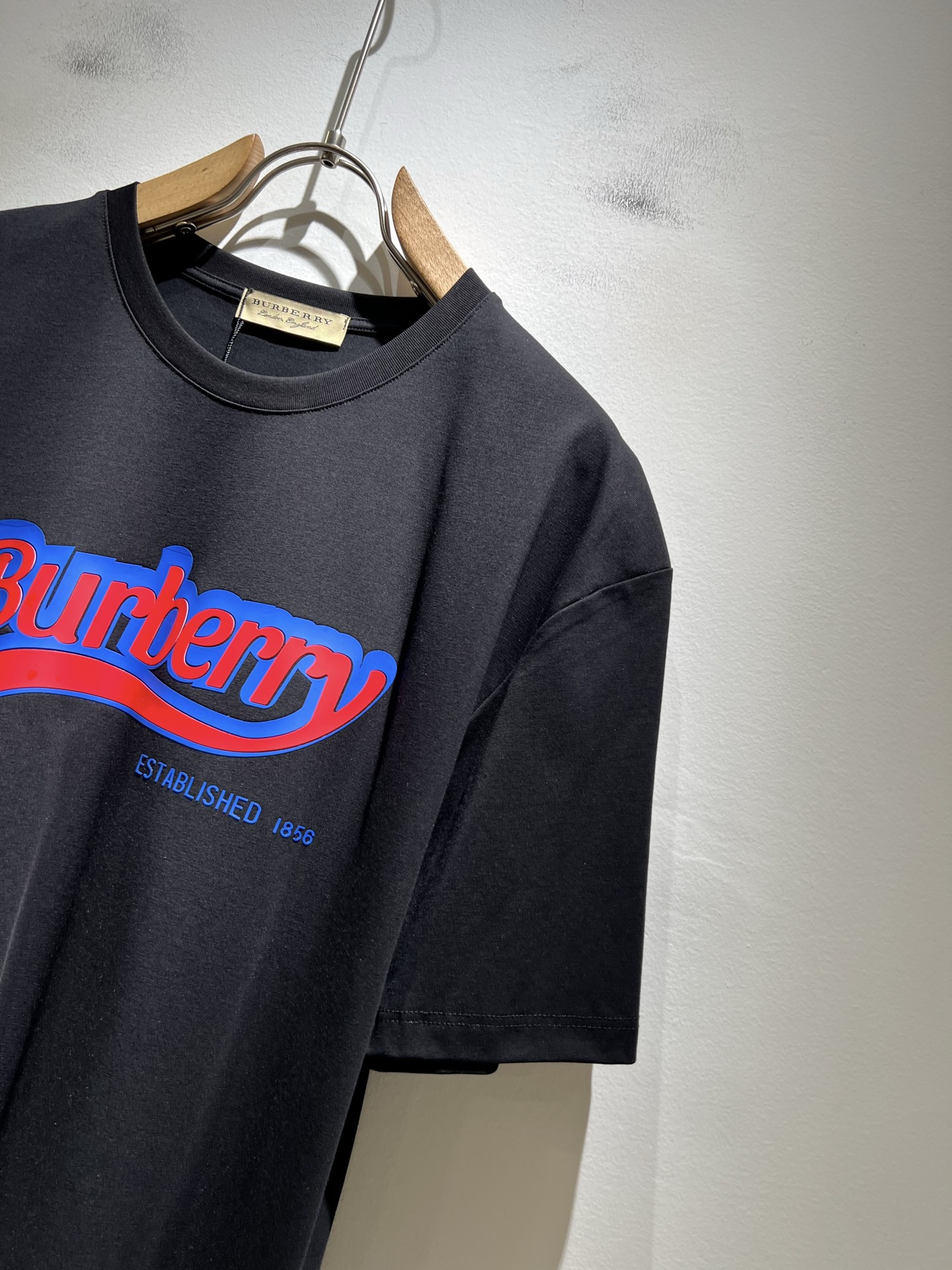   BURBER*Y巴*莉2025春夏新品男女同款👫短袖T恤，重磅来袭，最近比较火热的环保纯棉面料制作而