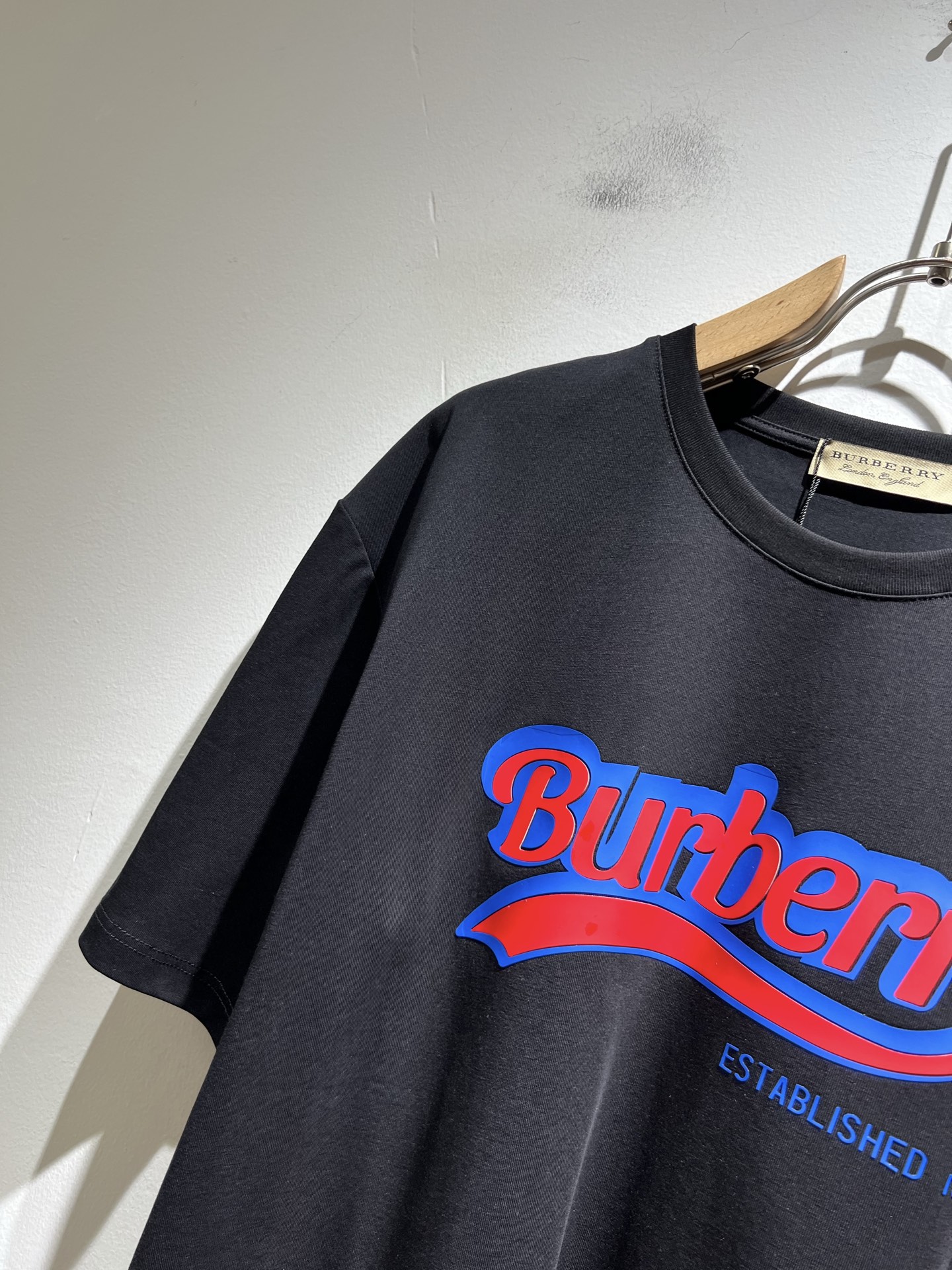   BURBER*Y巴*莉2025春夏新品男女同款👫短袖T恤，重磅来袭，最近比较火热的环保纯棉面料制作而