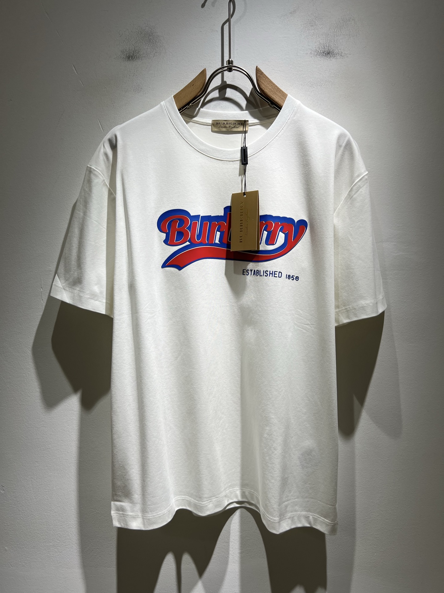 NO:513346,BURBER*Y Ba*li's new spring and summer 2025 short-sleeved T-shirt for men and women, is coming, and is made of a popular environmentally friendly pure cotton fabric recently. It is a high-end outdoor sports and leisure series, which is very popular in sports!  BUR's latest special material, logo pattern glue pressing design!  Fabric is also called memory cloth, which refers to fabrics with morphological memory functions. It instantly kills all versions on the market. It can only be said that it is not a level of existence at all. Whether it is material, detail restoration and craftsmanship, you are not afraid of any challenges. Just to contribute wonderful products to everyone. As always, it is consistent. A style that implements the core concept of BUR will be closely tied to fashion, always maintaining perfection, a simple but not simple design style perfectly meets the outfit you need in daily life. Size: M-3XL, burberry, T-shirt, tees, t-shirt, alexander wang19860909BURBER*Y巴*莉2025春夏新品男女同款短袖T恤,重磅来袭,最近比较火热的环保纯棉面料制作而成,高端户外运动休闲系列,非常火热运动风潮！BUR最新研发的特殊材质,标志logo图案压胶设计！面料也叫记忆布,是指具有形态记忆功能的面料,秒杀市面上一切版本,只能说根本就不是一个级别的存在,不管是材质还是细节还原度以及工艺制作方面,不惧任何挑战,只为给大家奉献绝妙产物一如既往,始终如一,贯彻了BUR核心理念的一个款式将与时尚紧紧的捆绑在一起,时刻保持完美,简约而不简单的的设计风格,完美的满足了你日常所需要的穿搭.尺码:M-3XL,,burberry,T-shirt,tees，t-shirt,alexander wang,Men's clothing