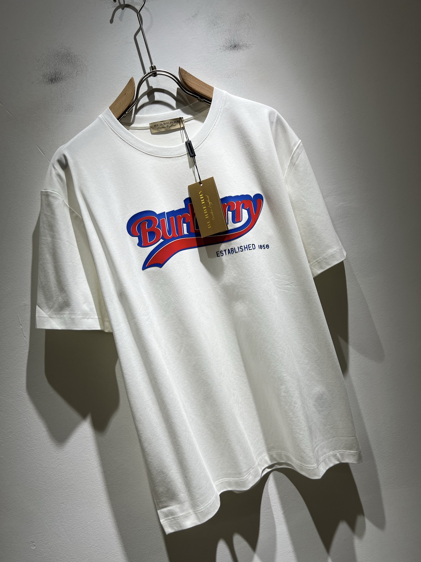   BURBER*Y巴*莉2025春夏新品男女同款👫短袖T恤，重磅来袭，最近比较火热的环保纯棉面料制作而