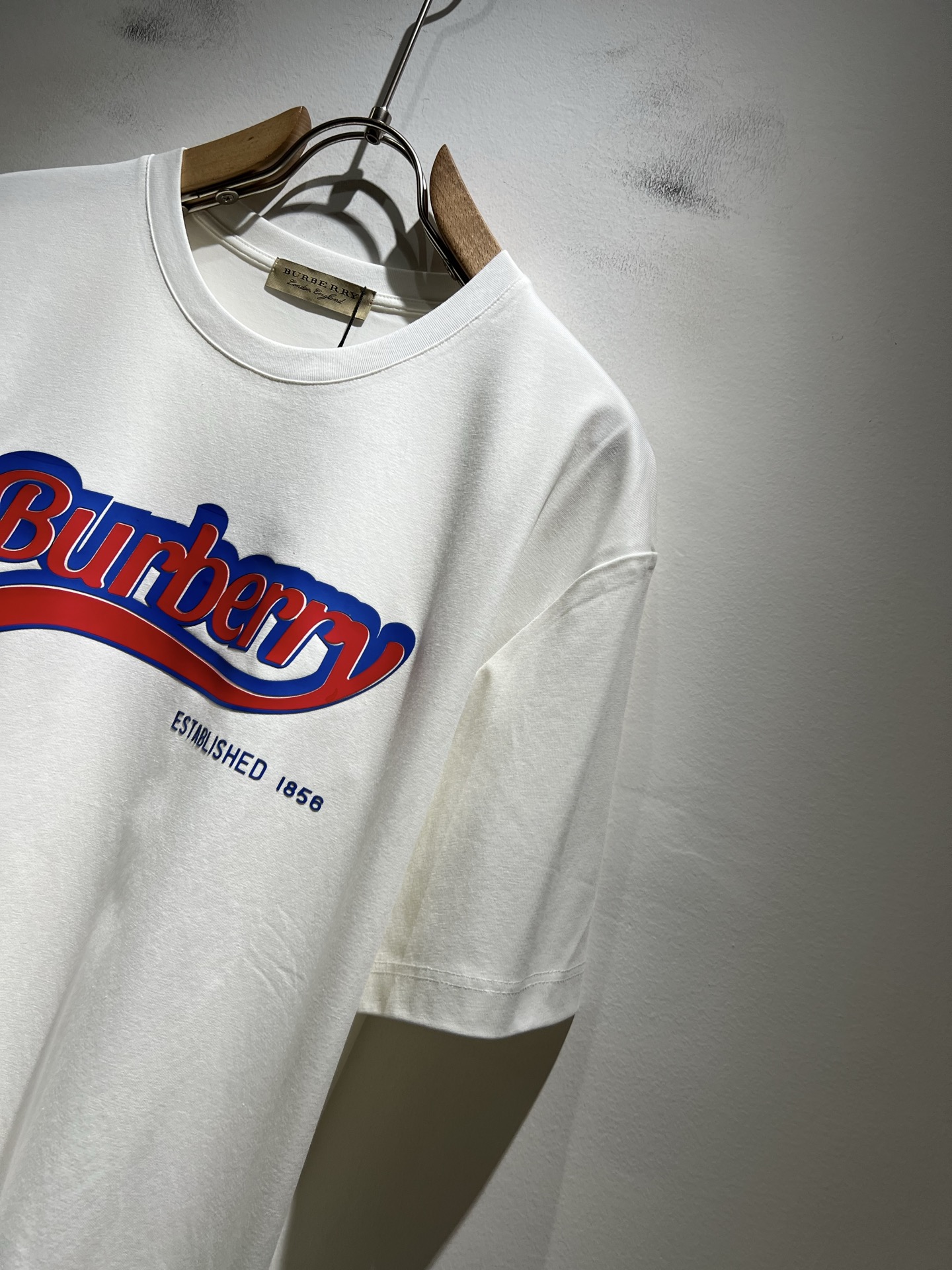   BURBER*Y巴*莉2025春夏新品男女同款👫短袖T恤，重磅来袭，最近比较火热的环保纯棉面料制作而