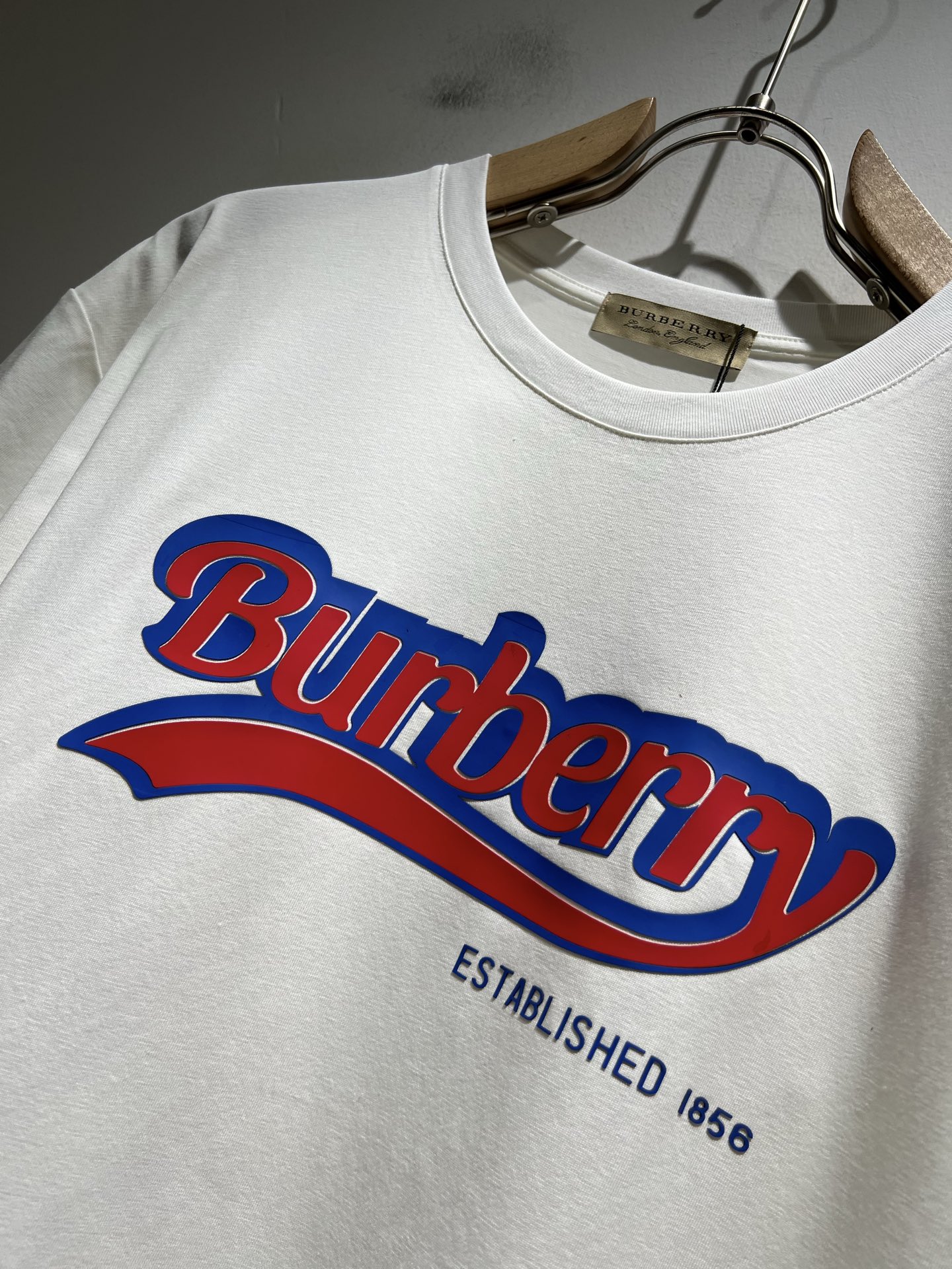   BURBER*Y巴*莉2025春夏新品男女同款👫短袖T恤，重磅来袭，最近比较火热的环保纯棉面料制作而